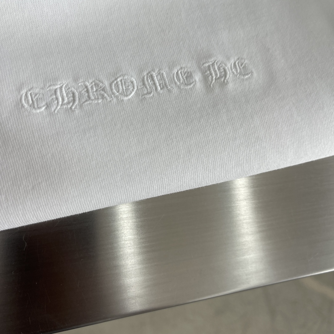 -CH 克罗心 长袖系列尺码: m-5xL版型：微阔版型克重：270克重成份：碳素磨毛罗马棉平纹面料 纹