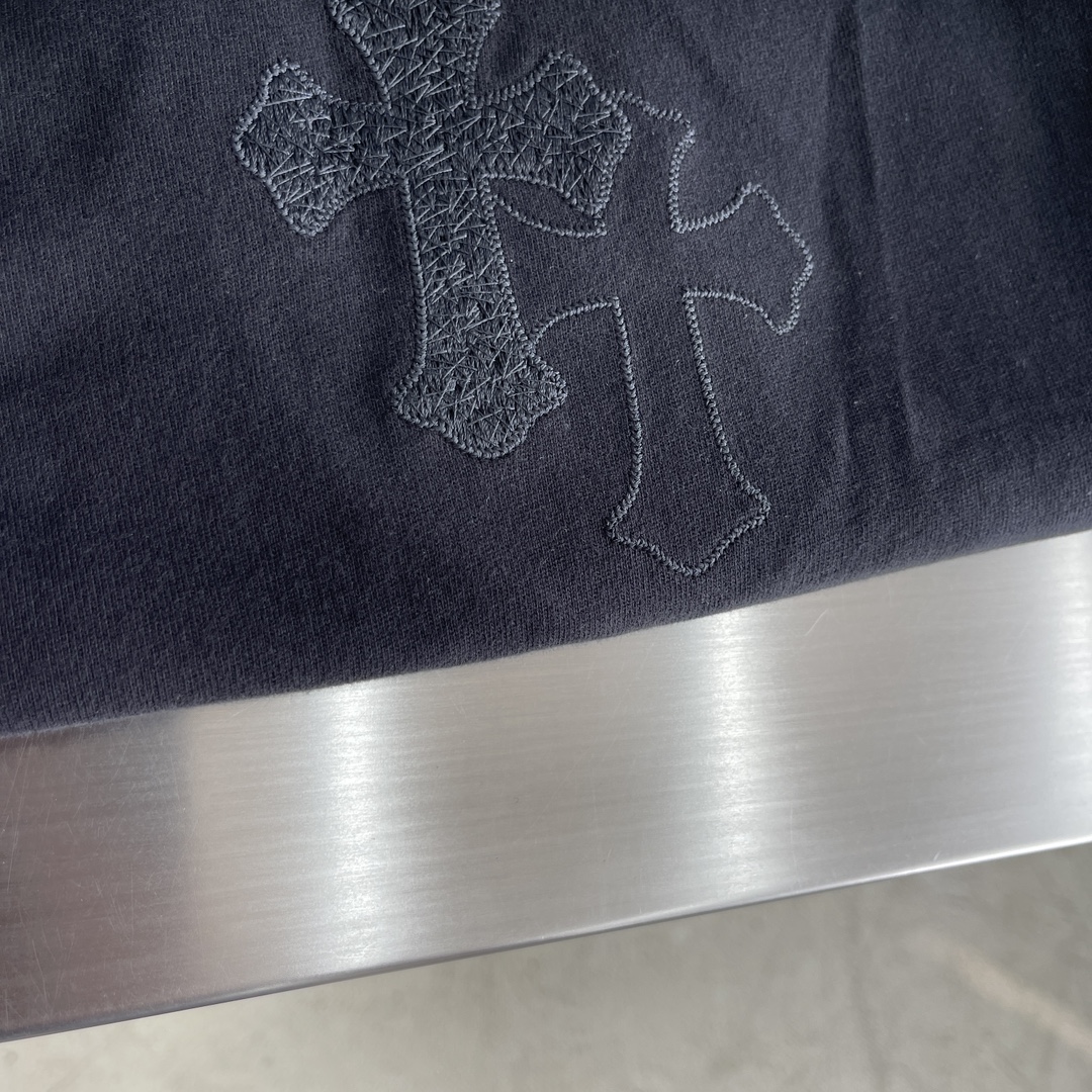 -CH 克罗心 长袖系列尺码: m-5xL版型：微阔版型克重：270克重成份：碳素磨毛罗马棉平纹面料 纹