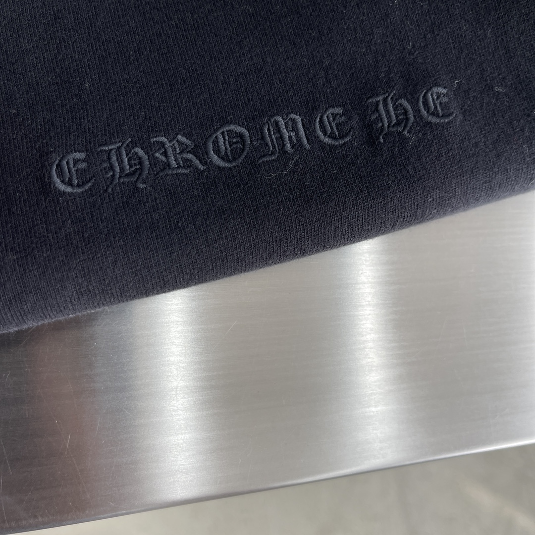 -CH 克罗心 长袖系列尺码: m-5xL版型：微阔版型克重：270克重成份：碳素磨毛罗马棉平纹面料 纹