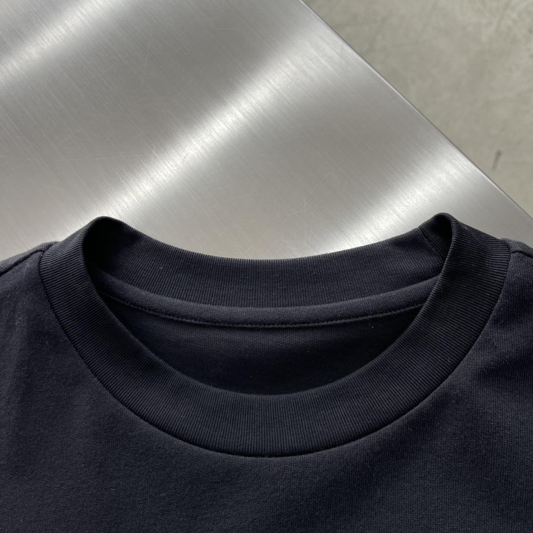 -CH 克罗心 长袖系列尺码: m-5xL版型：微阔版型克重：270克重成份：碳素磨毛罗马棉平纹面料 纹