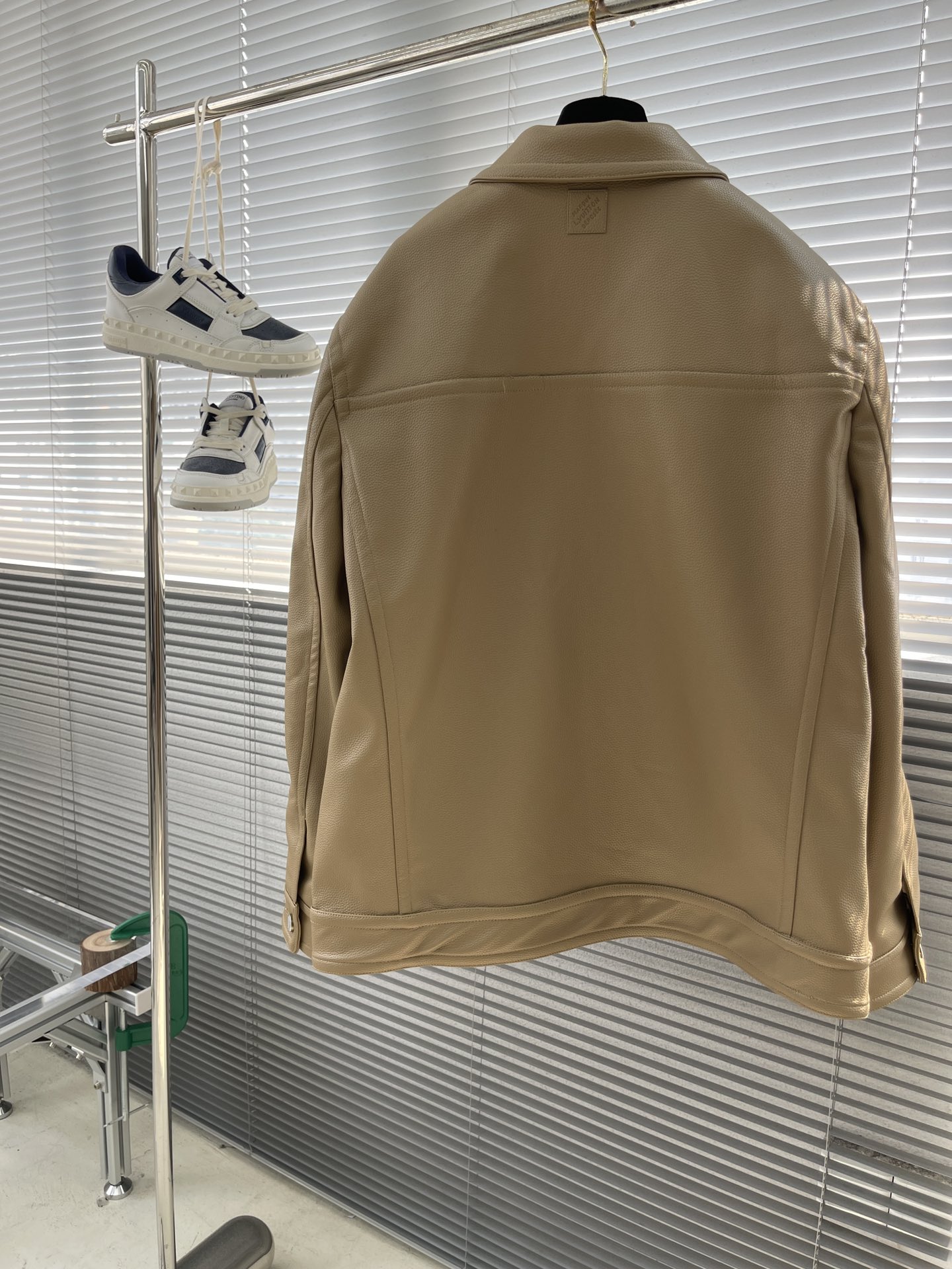 Louis Vuitton 24SS Waist-fitting Jacket with Exquisite Grain Leather 3 i1724923516 3266 2