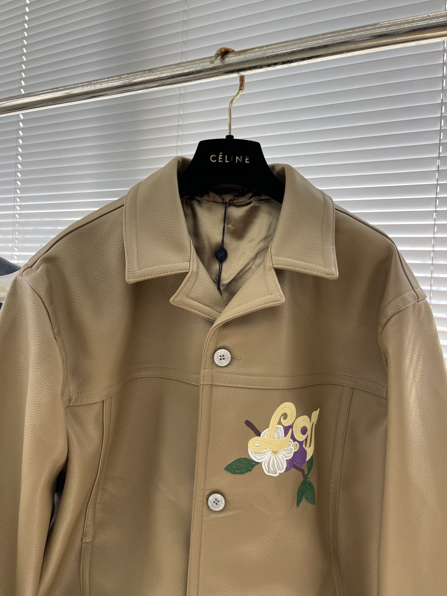 Louis Vuitton 24SS Waist-fitting Jacket with Exquisite Grain Leather 2 i1724923516 3433 1