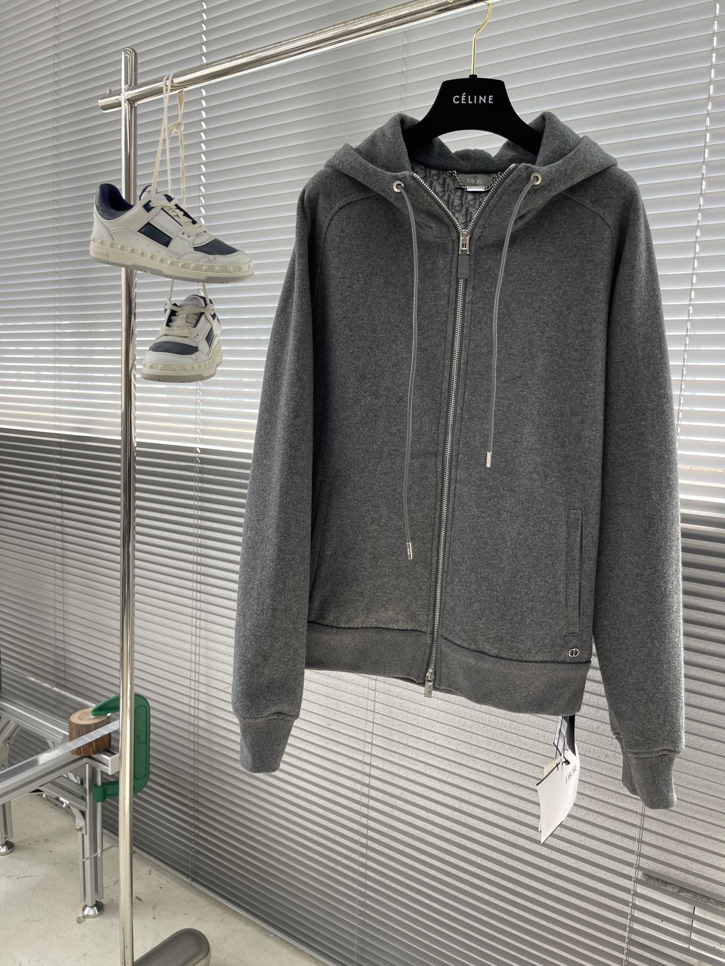 NO:743491,Trousers and tops - Dio wool sweatshirt set. The whole sweatshirt is in a crisp and stylish shape, with logo embellishment.  Any defects in workmanship, the original mold is made to order. The entire sweatshirt is made of wool fabric. The custom-made fabric takes 3 months to produce. The drawstrings of the top and pants are made of cowhide. It also comes with a Dio logo hanging clock. There are labels on the back collar of the top and the back pockets of the pants. The top pockets also have the iconic CD label.  .The entire set of clothes is sewn with beaded edges on a special machine. It makes the whole sweatshirt more refined and high-quality, and also makes the inner and outer layers of fabrics tighter and flatter. The workmanship is really very fine, the upper body is comfortable, and it is super explosive. It is a must-have item in your wardrobe. It is the same style for men and women. Highly recommended!  (Because the fabric is made of wool, it is recommended to dry clean) Size S M L  Raglan sleeve length 81,Dior-clothing,dior,dior,hoodie,sweatshirts,cowhide,19860909长裤 上衣 -Dio 羊毛卫衣套装 整套卫衣的版型,挺括有型,搭配logo点缀 做工任何瑕疵,原版开模定制,整套卫衣采用羊毛面料材质,面料定做耗时3个月才能出品,上衣裤子抽绳采用牛皮制作而成,还搭配有Dio标吊钟,上衣后领及裤子后袋处饰有贴标,上衣口袋还配标志性CD标.重磅工艺上整套衣服采用专机珠边缝制而成.使得整套卫衣更显精致感和品质感,也让衣服里外两层面料压得更紧实,更平整.做工真的非常精细,上身舒适,超爆超,是您衣橱中的必选品,男女同款,强烈推荐！（因衣服面料是羊毛材质,建议干洗） 码数S M L XL S码衣长64 胸围102 连肩袖长78 M码衣长66 胸围106 连肩袖长79 L码衣长68 胸围 连肩袖长80 XL码衣长70 胸围114 连肩袖长81,迪奥-服装,dior,dior,hoodie,sweatshirts,cowhide,,Women's clothing