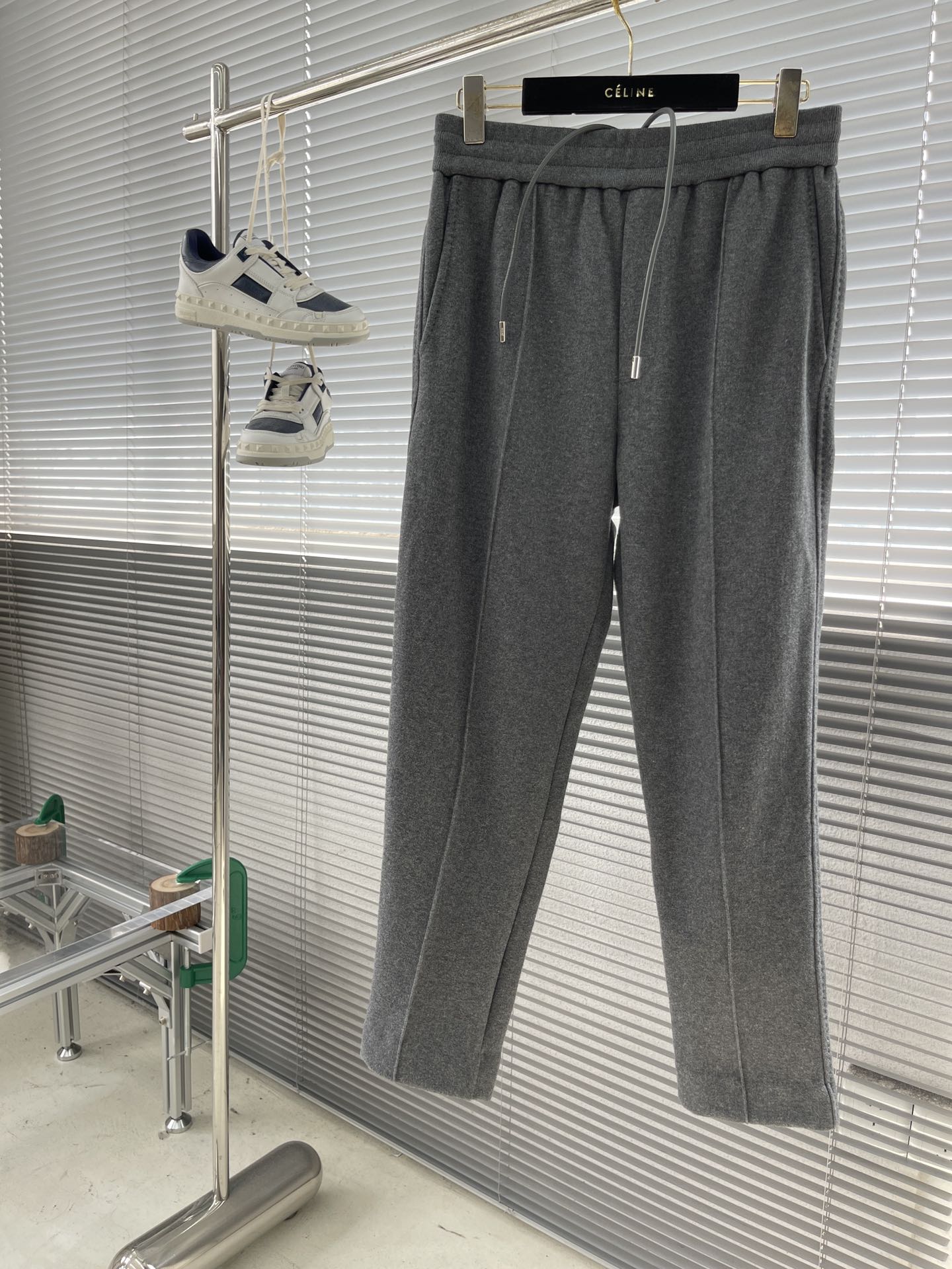 NO:743490,Trousers and tops - Dio wool sweatshirt set. The whole sweatshirt is in a crisp and stylish shape, with logo embellishment.  Any defects in workmanship, the original mold is made to order. The entire sweatshirt is made of wool fabric. The custom-made fabric takes 3 months to produce. The drawstrings of the top and pants are made of cowhide. It also comes with a Dio logo hanging clock. There are labels on the back collar of the top and the back pockets of the pants. The top pockets also have the iconic CD label.  .The entire set of clothes is sewn with beaded edges on a special machine. It makes the whole sweatshirt more refined and high-quality, and also makes the inner and outer layers of fabrics tighter and flatter. The workmanship is really very fine, the upper body is comfortable, and it is super explosive. It is a must-have item in your wardrobe. It is the same style for men and women. Highly recommended!  (Because the fabric is made of wool, it is recommended to dry clean) Size S M L  Hips 114, Dior-clothing, dior, dior, hoodie, sweatshirts, cowhide,19860909长裤 上衣 -Dio 羊毛卫衣套装 整套卫衣的版型,挺括有型,搭配logo点缀 做工任何瑕疵,原版开模定制,整套卫衣采用羊毛面料材质,面料定做耗时3个月才能出品,上衣裤子抽绳采用牛皮制作而成,还搭配有Dio标吊钟,上衣后领及裤子后袋处饰有贴标,上衣口袋还配标志性CD标.重磅工艺上整套衣服采用专机珠边缝制而成.使得整套卫衣更显精致感和品质感,也让衣服里外两层面料压得更紧实,更平整.做工真的非常精细,上身舒适,超爆超,是您衣橱中的必选品,男女同款,强烈推荐！（因衣服面料是羊毛材质,建议干洗） 码数S M L XL S码裤长.5 腰围72 臀围102 M码裤长102 腰围76 臀围106 L码裤长103.5 腰围80 臀围110 XL码裤长105 腰围84 臀围114,迪奥-服装,dior,dior,hoodie,sweatshirts,cowhide,,Women's clothing