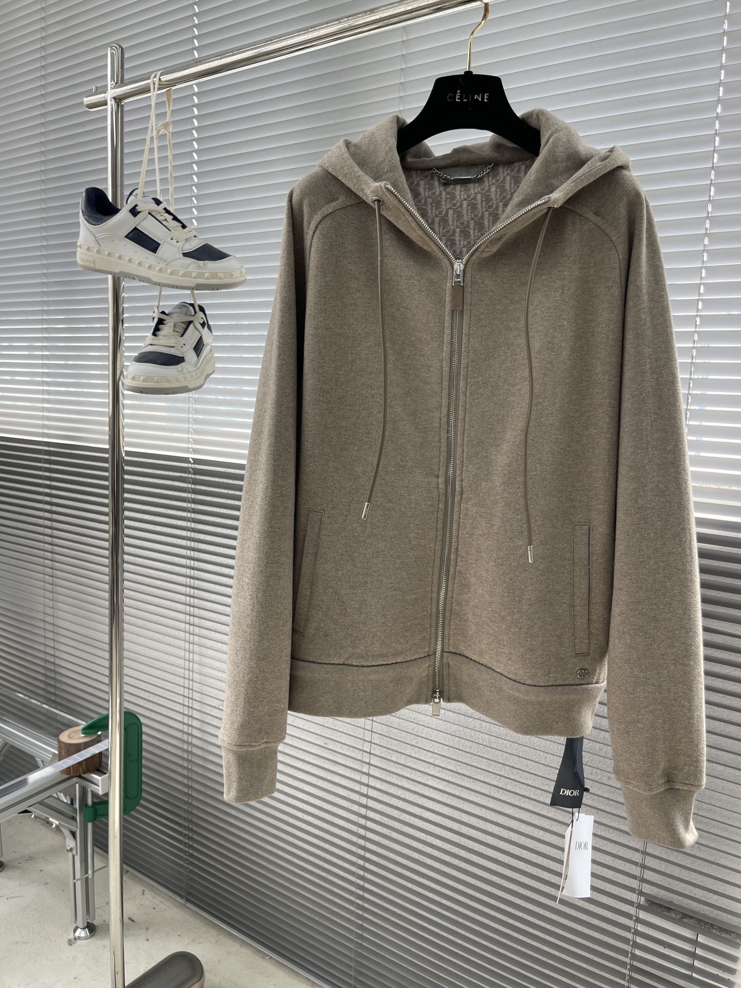 NO:743499,Trousers and tops - Dio wool sweatshirt set. The whole sweatshirt is in a crisp and stylish shape, with logo embellishment.  Any defects in workmanship, the original mold is made to order. The entire sweatshirt is made of wool fabric. The custom-made fabric takes 3 months to produce. The drawstrings of the top and pants are made of cowhide. It also comes with a Dio logo hanging clock. There are labels on the back collar of the top and the back pockets of the pants. The top pockets also have the iconic CD label.  .The entire set of clothes is sewn with beaded edges on a special machine. It makes the whole sweatshirt more refined and high-quality, and also makes the inner and outer layers of fabrics tighter and flatter. The workmanship is really very fine, the upper body is comfortable, and it is super explosive. It is a must-have item in your wardrobe. It is the same style for men and women. Highly recommended!  (Because the fabric is made of wool, it is recommended to dry clean) Size S M L  Raglan sleeve length 81,Dior-clothing,dior,dior,hoodie,sweatshirts,cowhide,19860909长裤 上衣 -Dio 羊毛卫衣套装 整套卫衣的版型,挺括有型,搭配logo点缀 做工任何瑕疵,原版开模定制,整套卫衣采用羊毛面料材质,面料定做耗时3个月才能出品,上衣裤子抽绳采用牛皮制作而成,还搭配有Dio标吊钟,上衣后领及裤子后袋处饰有贴标,上衣口袋还配标志性CD标.重磅工艺上整套衣服采用专机珠边缝制而成.使得整套卫衣更显精致感和品质感,也让衣服里外两层面料压得更紧实,更平整.做工真的非常精细,上身舒适,超爆超,是您衣橱中的必选品,男女同款,强烈推荐！（因衣服面料是羊毛材质,建议干洗） 码数S M L XL S码衣长64 胸围102 连肩袖长78 M码衣长66 胸围106 连肩袖长79 L码衣长68 胸围 连肩袖长80 XL码衣长70 胸围114 连肩袖长81,迪奥-服装,dior,dior,hoodie,sweatshirts,cowhide,,Women's clothing