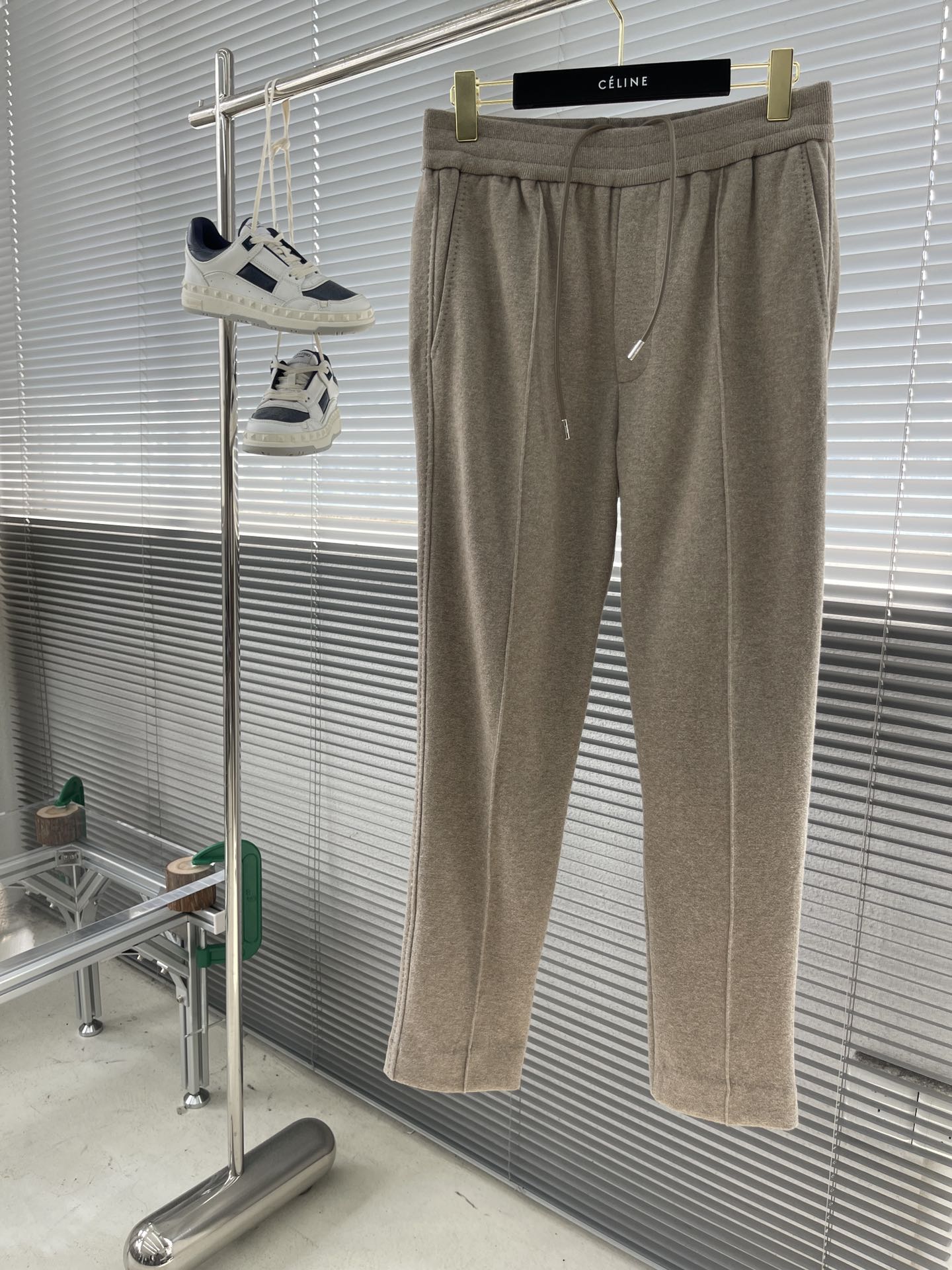 NO:743495,Trousers and tops - Dio wool sweatshirt set. The whole sweatshirt is in a crisp and stylish shape, with logo embellishment.  Any defects in workmanship, the original mold is made to order. The entire sweatshirt is made of wool fabric. The custom-made fabric takes 3 months to produce. The drawstrings of the top and pants are made of cowhide. It also comes with a Dio logo hanging clock. There are labels on the back collar of the top and the back pockets of the pants. The top pockets also have the iconic CD label.  .The entire set of clothes is sewn with beaded edges on a special machine. It makes the whole sweatshirt more refined and high-quality, and also makes the inner and outer layers of fabrics tighter and flatter. The workmanship is really very fine, the upper body is comfortable, and it is super explosive. It is a must-have item in your wardrobe. It is the same style for men and women. Highly recommended!  (Because the fabric is made of wool, it is recommended to dry clean) Size S M L  Hips 114, Dior-clothing, dior, dior, hoodie, sweatshirts, cowhide,19860909长裤 上衣 -Dio 羊毛卫衣套装 整套卫衣的版型,挺括有型,搭配logo点缀 做工任何瑕疵,原版开模定制,整套卫衣采用羊毛面料材质,面料定做耗时3个月才能出品,上衣裤子抽绳采用牛皮制作而成,还搭配有Dio标吊钟,上衣后领及裤子后袋处饰有贴标,上衣口袋还配标志性CD标.重磅工艺上整套衣服采用专机珠边缝制而成.使得整套卫衣更显精致感和品质感,也让衣服里外两层面料压得更紧实,更平整.做工真的非常精细,上身舒适,超爆超,是您衣橱中的必选品,男女同款,强烈推荐！（因衣服面料是羊毛材质,建议干洗） 码数S M L XL S码裤长.5 腰围72 臀围102 M码裤长102 腰围76 臀围106 L码裤长103.5 腰围80 臀围110 XL码裤长105 腰围84 臀围114,迪奥-服装,dior,dior,hoodie,sweatshirts,cowhide,,Women's clothing