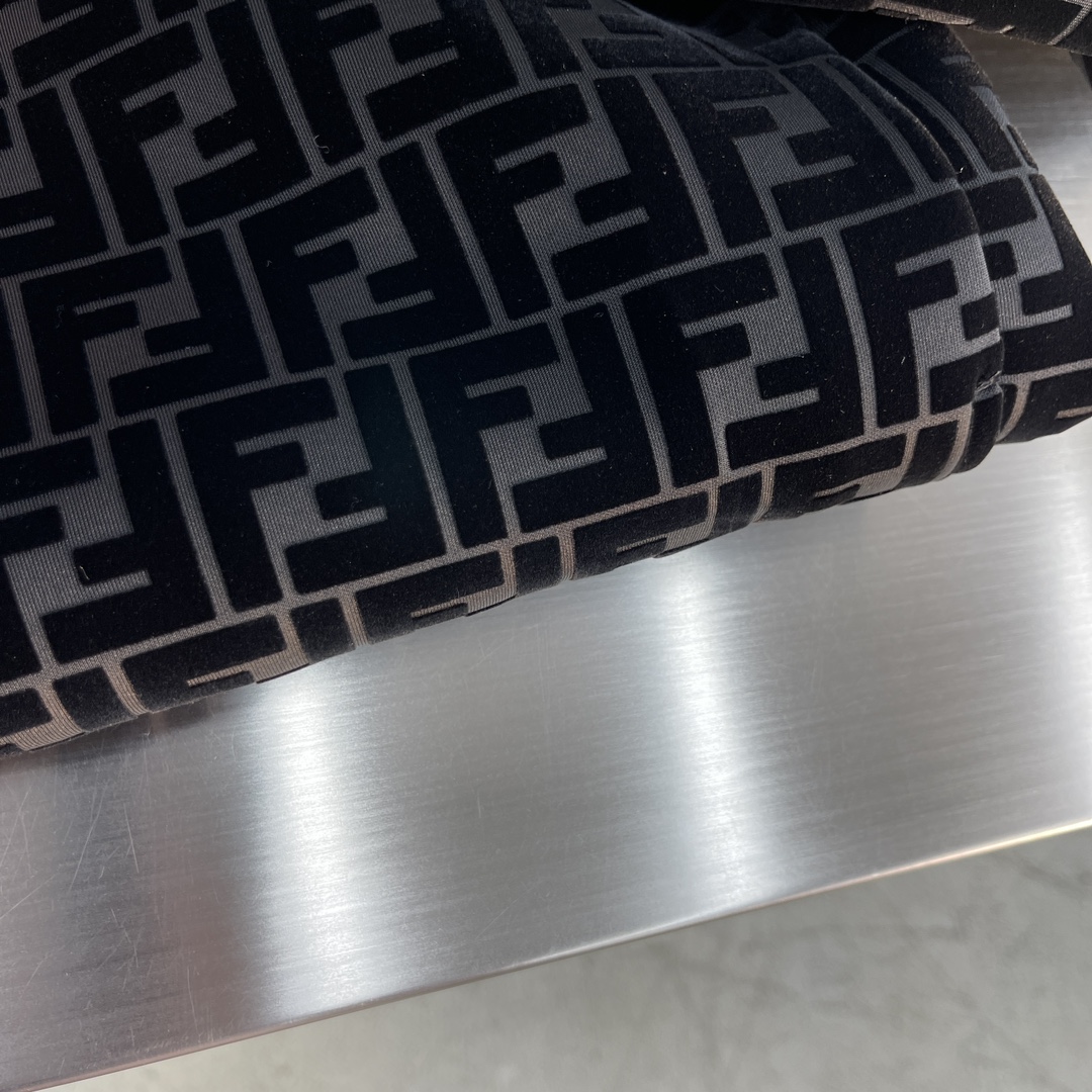 -FEND 满印连帽夹克外套采用平纹布具有以下特点：坚牢耐磨：由于经纬纱交织点较多，使得平纹布具有较高的