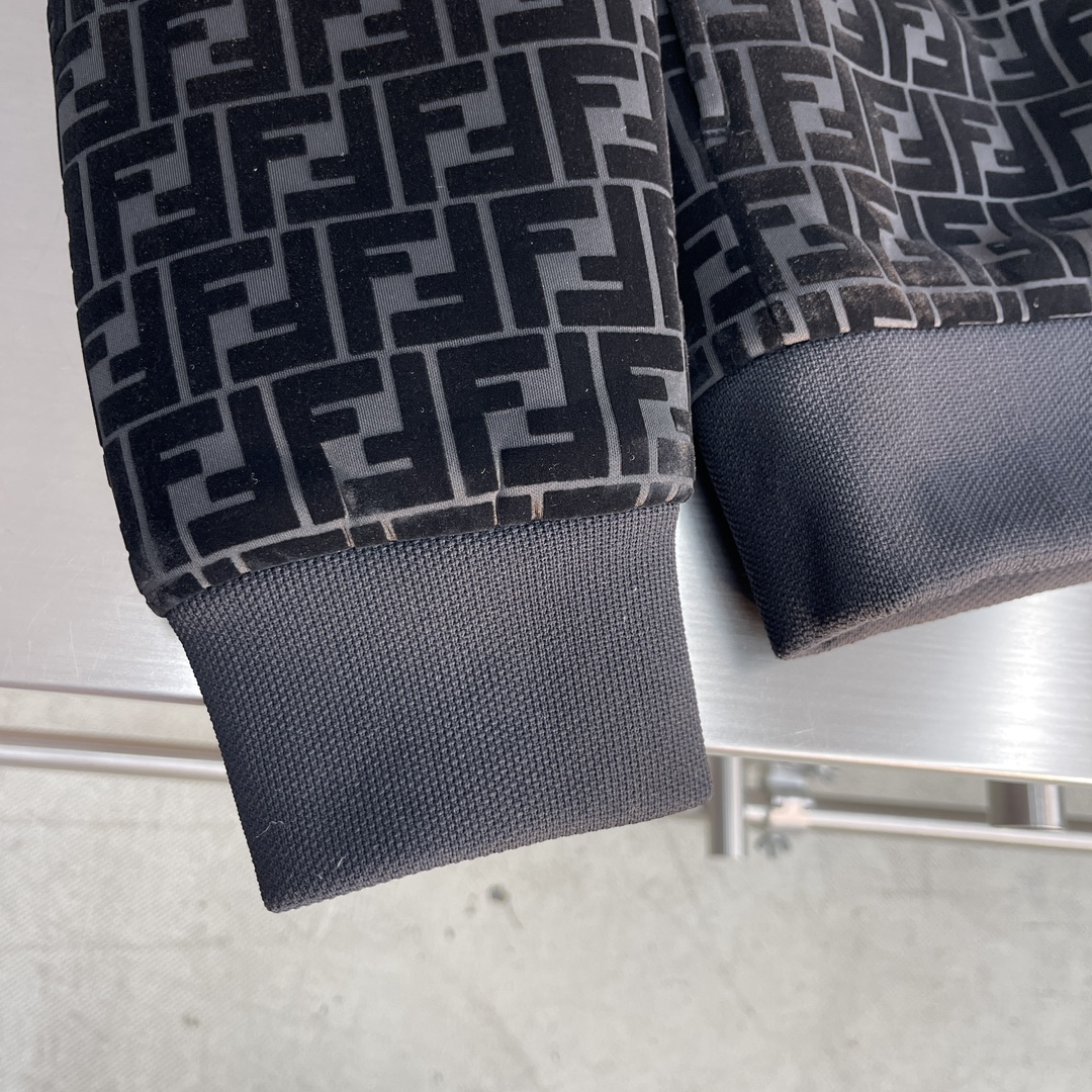 -FEND 满印连帽夹克外套采用平纹布具有以下特点：坚牢耐磨：由于经纬纱交织点较多，使得平纹布具有较高的