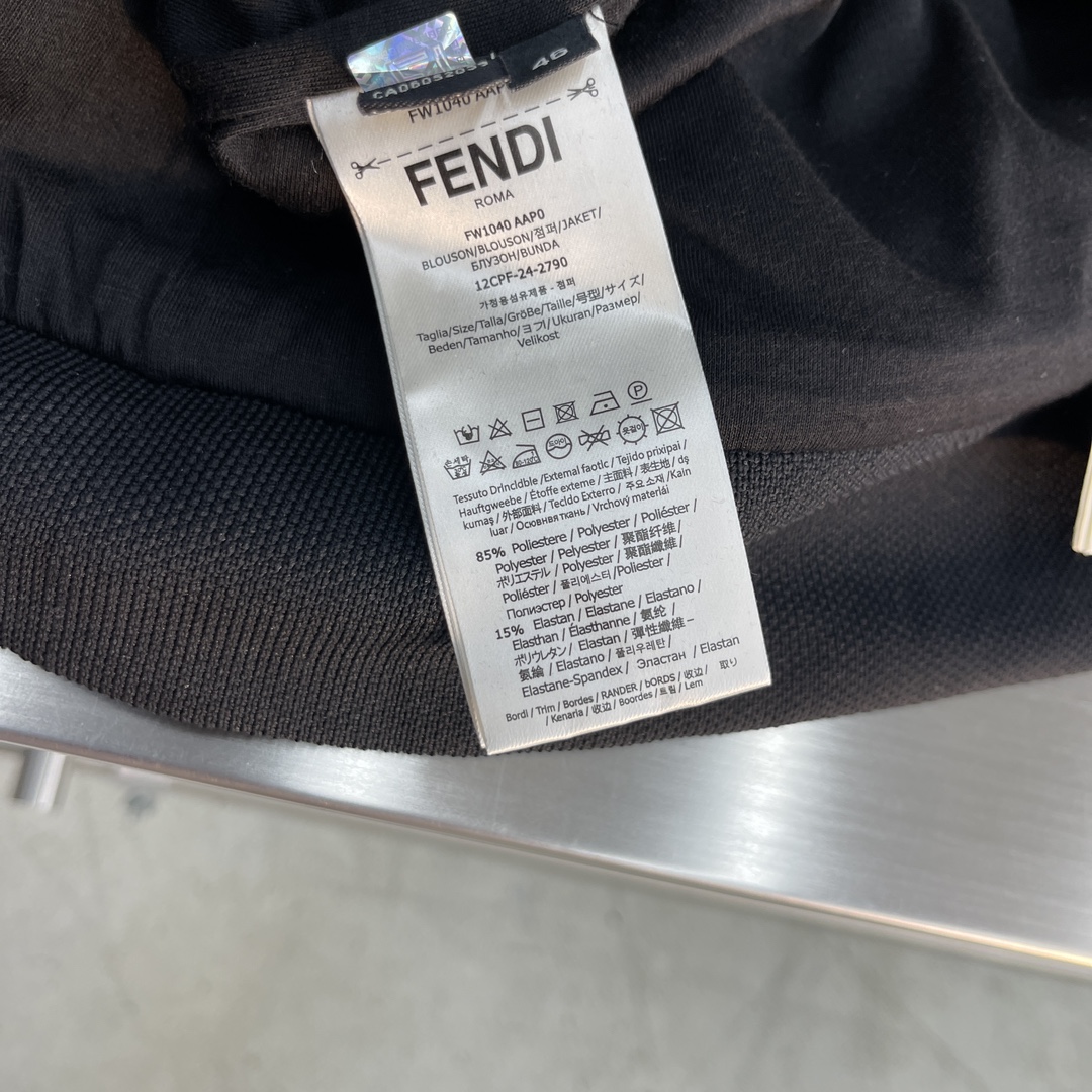 -FEND 满印连帽夹克外套采用平纹布具有以下特点：坚牢耐磨：由于经纬纱交织点较多，使得平纹布具有较高的