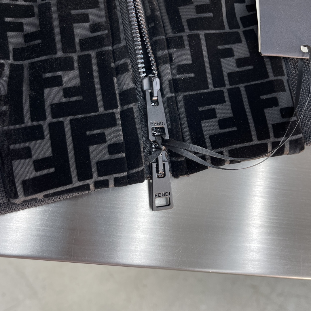 -FEND 满印连帽夹克外套采用平纹布具有以下特点：坚牢耐磨：由于经纬纱交织点较多，使得平纹布具有较高的