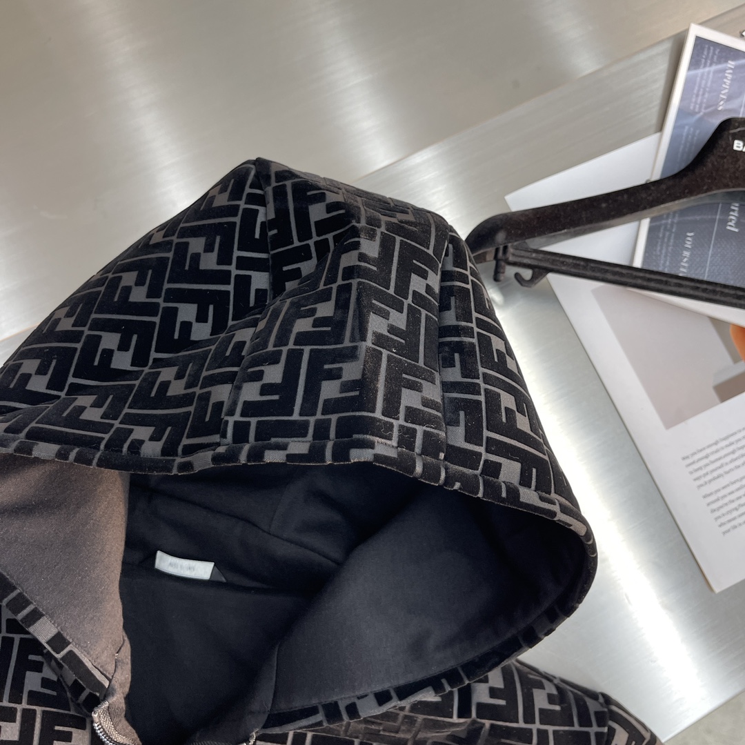 -FEND 满印连帽夹克外套采用平纹布具有以下特点：坚牢耐磨：由于经纬纱交织点较多，使得平纹布具有较高的