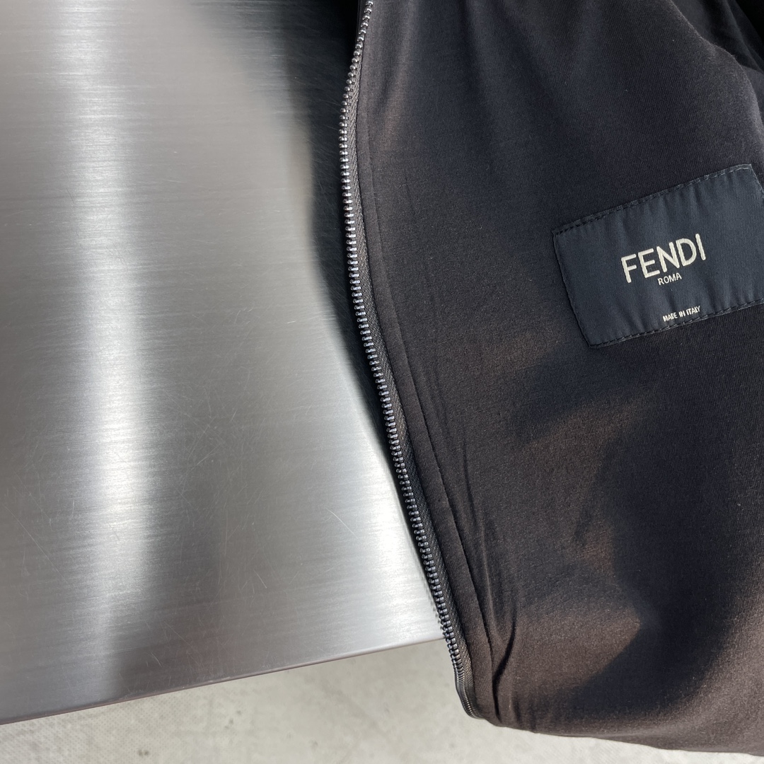 -FEND 满印连帽夹克外套采用平纹布具有以下特点：坚牢耐磨：由于经纬纱交织点较多，使得平纹布具有较高的