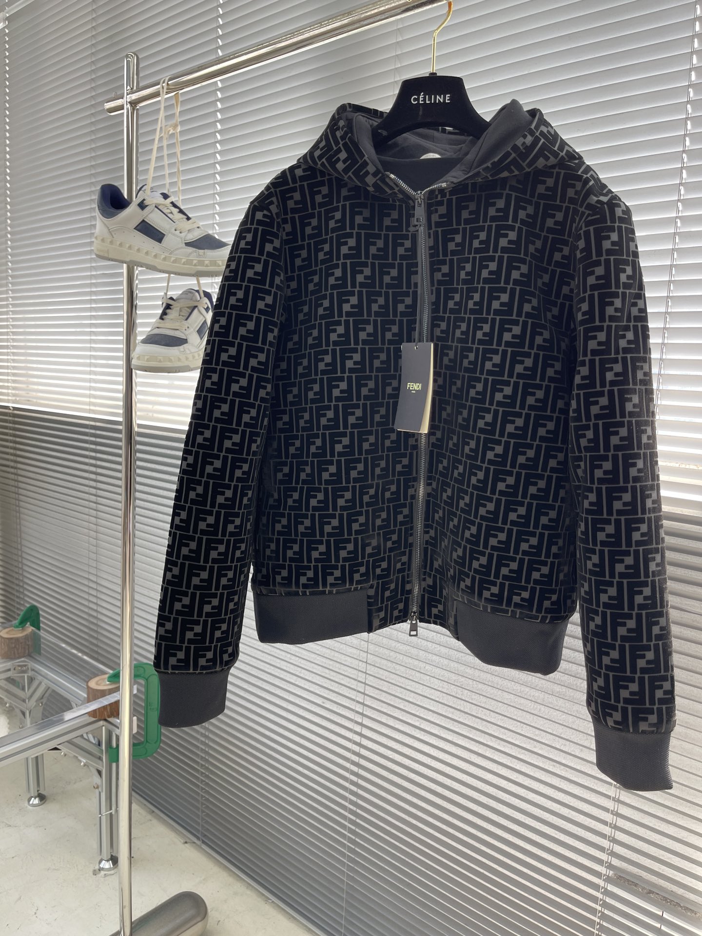 -FEND 满印连帽夹克外套采用平纹布具有以下特点：坚牢耐磨：由于经纬纱交织点较多，使得平纹布具有较高的