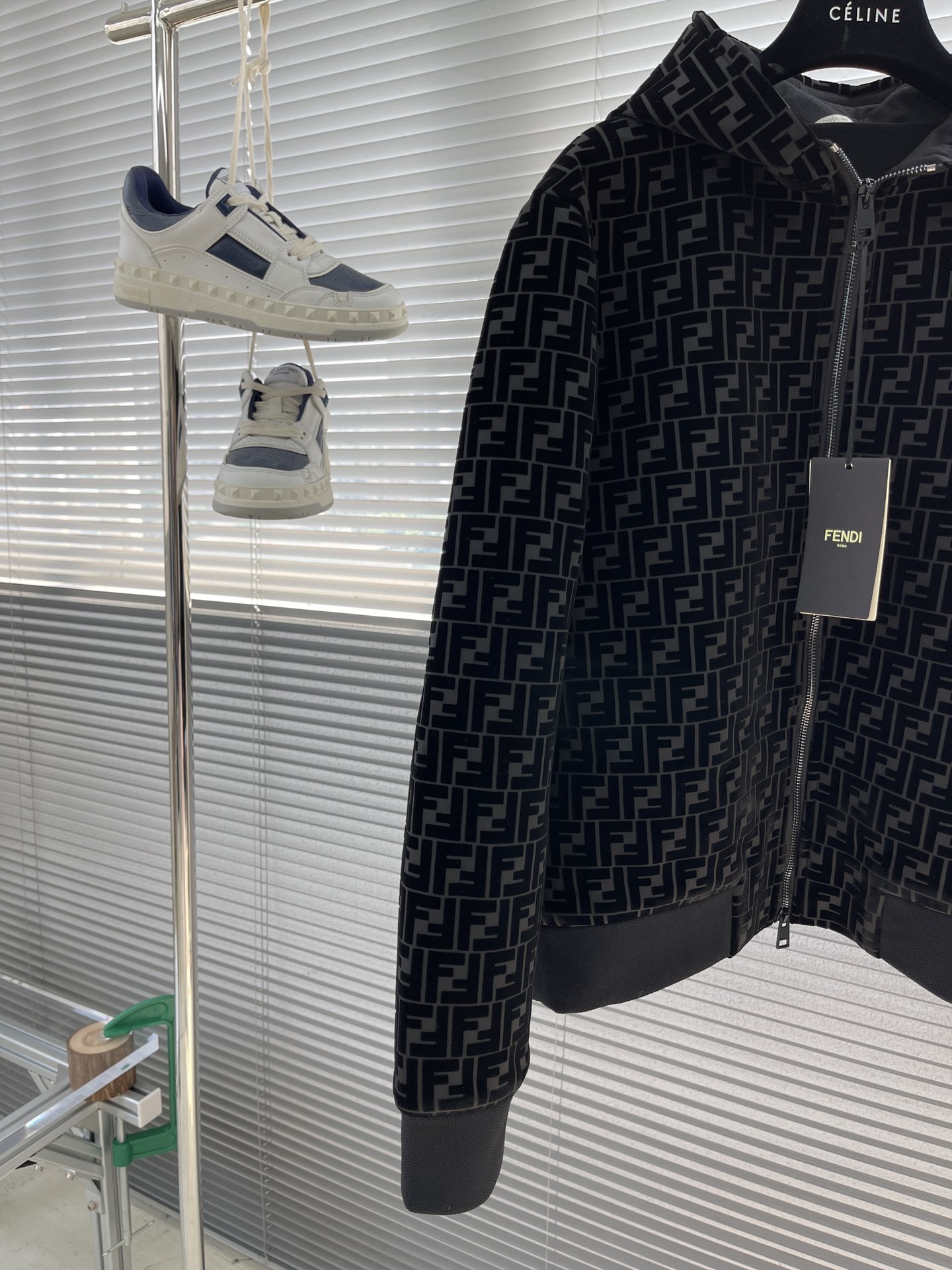 -FEND 满印连帽夹克外套采用平纹布具有以下特点：坚牢耐磨：由于经纬纱交织点较多，使得平纹布具有较高的