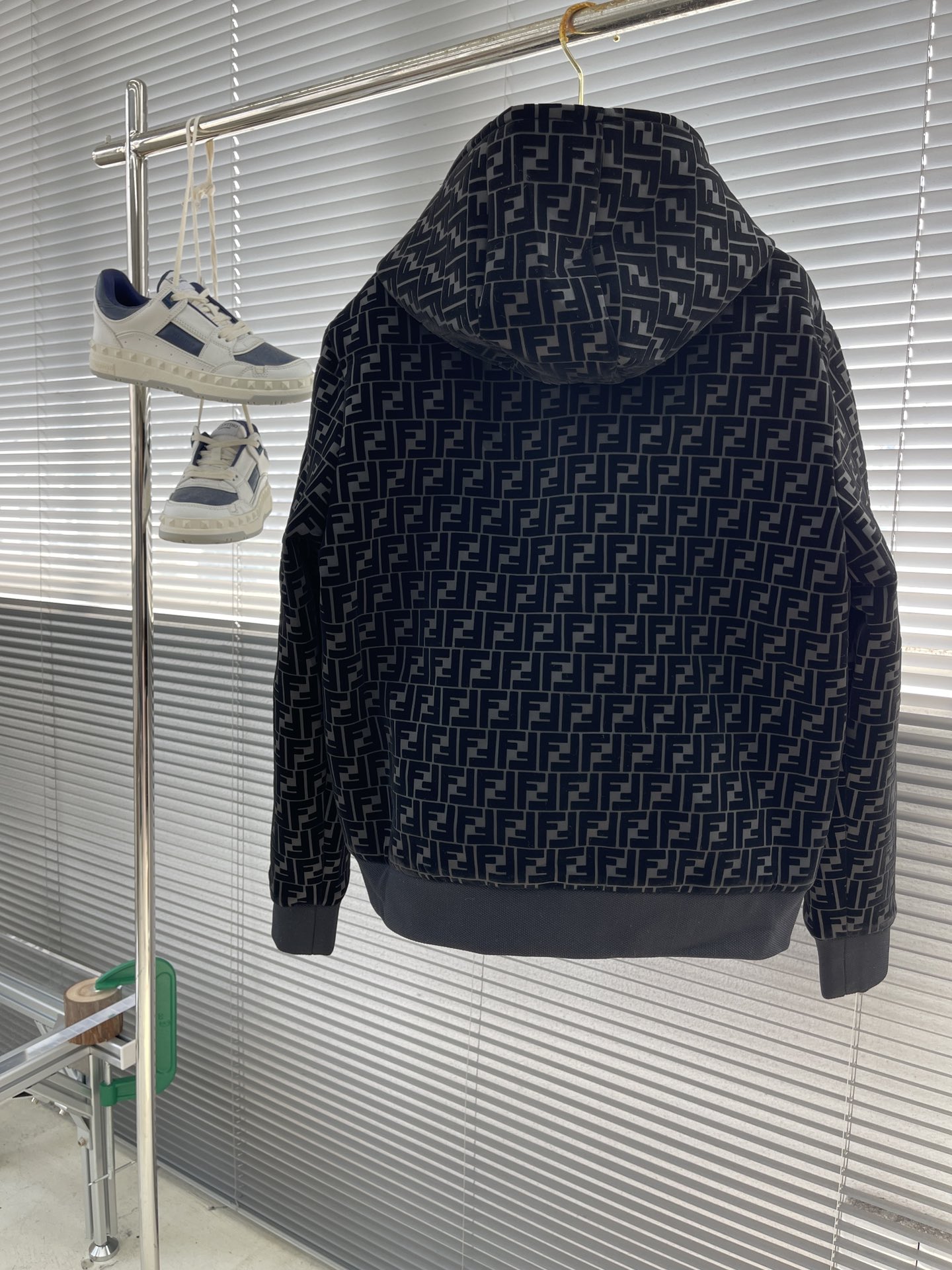 -FEND 满印连帽夹克外套采用平纹布具有以下特点：坚牢耐磨：由于经纬纱交织点较多，使得平纹布具有较高的