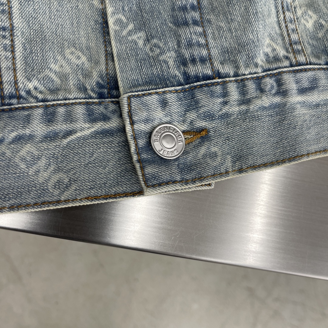 -Balenciag 满印牛仔外套面料质地厚实，竹节纱多而突出，有较好的洗水效果。透气性好，吸湿性强，穿