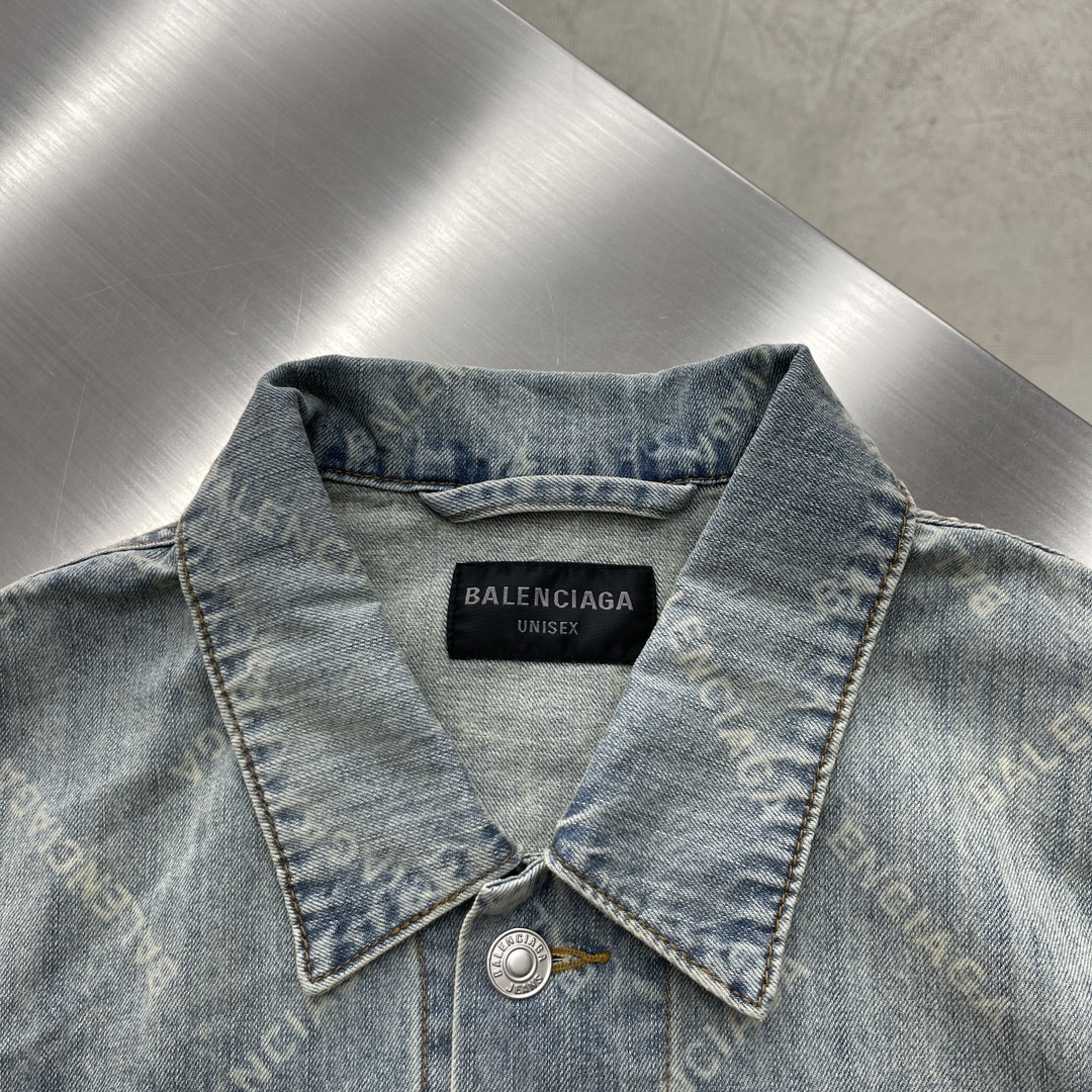 -Balenciag 满印牛仔外套面料质地厚实，竹节纱多而突出，有较好的洗水效果。透气性好，吸湿性强，穿