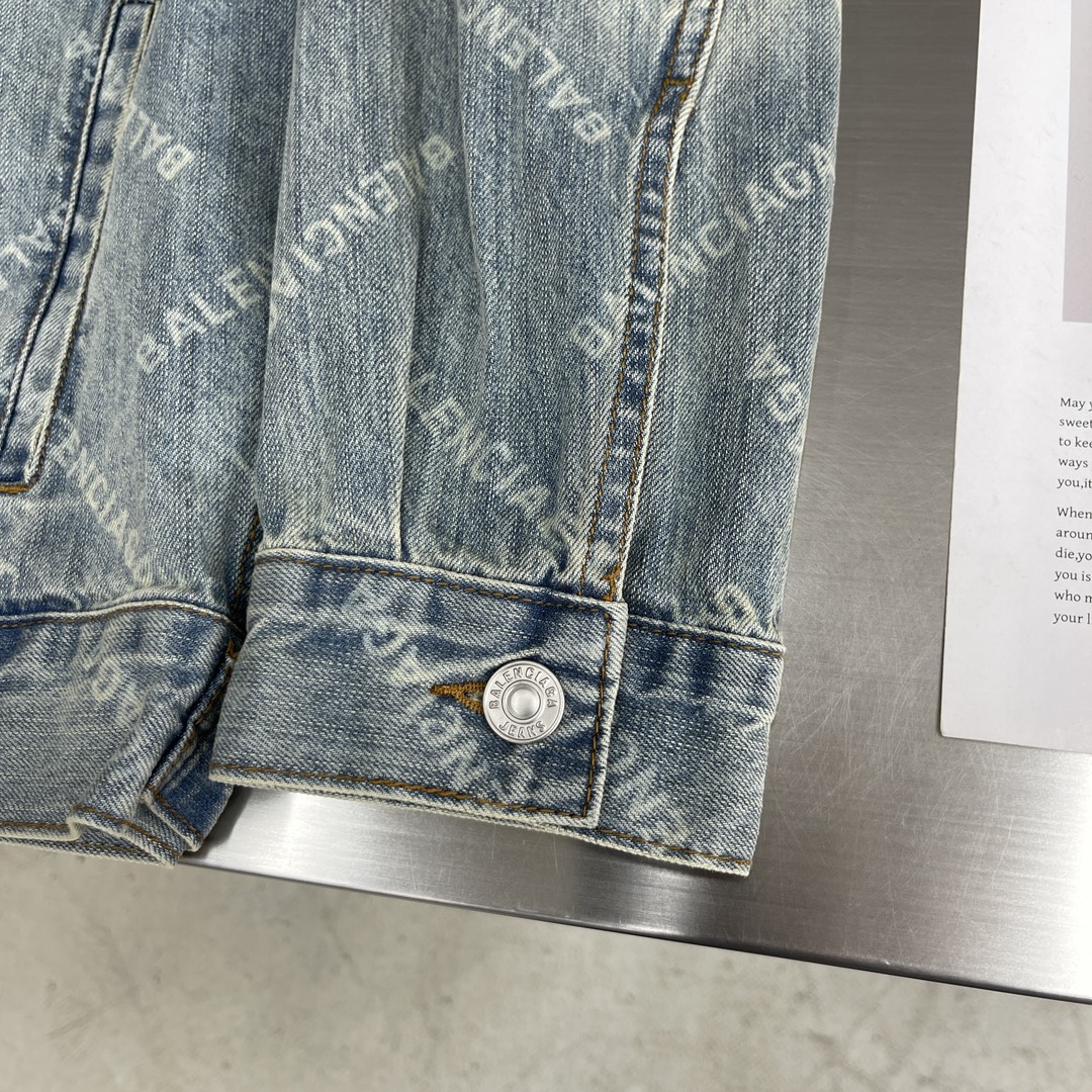 -Balenciag 满印牛仔外套面料质地厚实，竹节纱多而突出，有较好的洗水效果。透气性好，吸湿性强，穿
