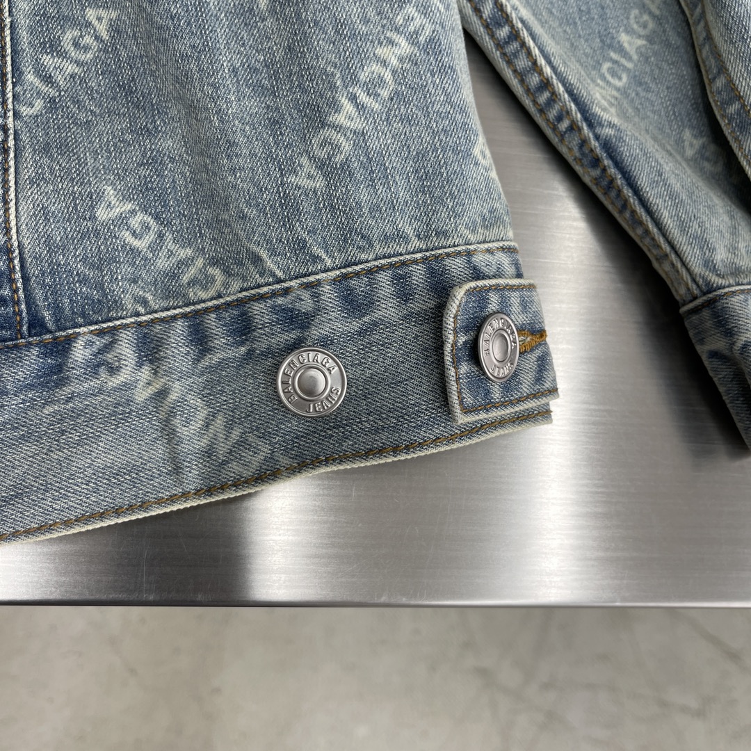 -Balenciag 满印牛仔外套面料质地厚实，竹节纱多而突出，有较好的洗水效果。透气性好，吸湿性强，穿