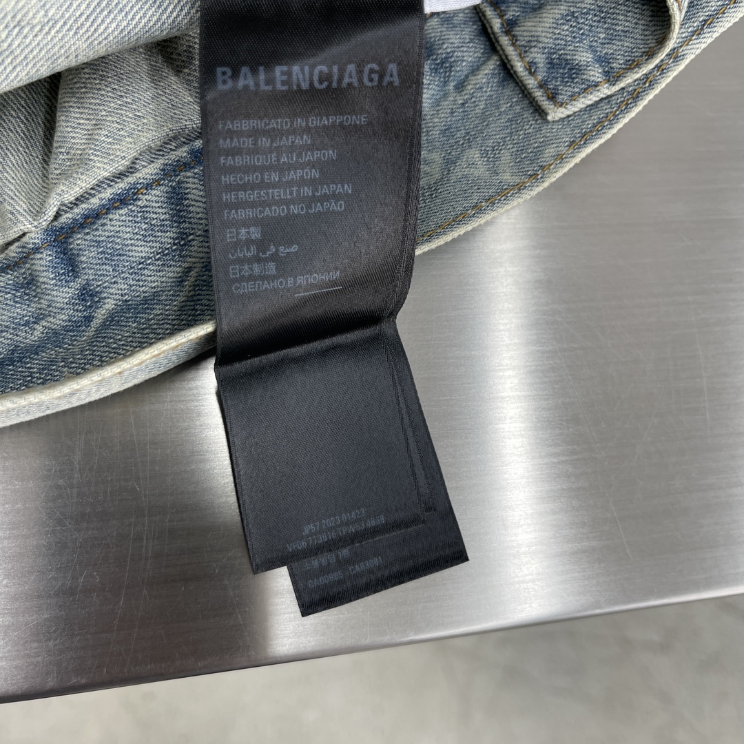 -Balenciag 满印牛仔外套面料质地厚实，竹节纱多而突出，有较好的洗水效果。透气性好，吸湿性强，穿