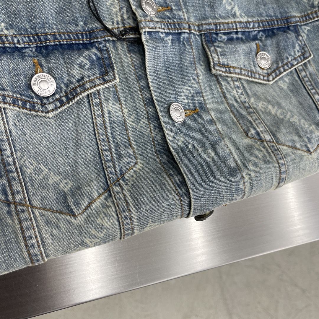 -Balenciag 满印牛仔外套面料质地厚实，竹节纱多而突出，有较好的洗水效果。透气性好，吸湿性强，穿