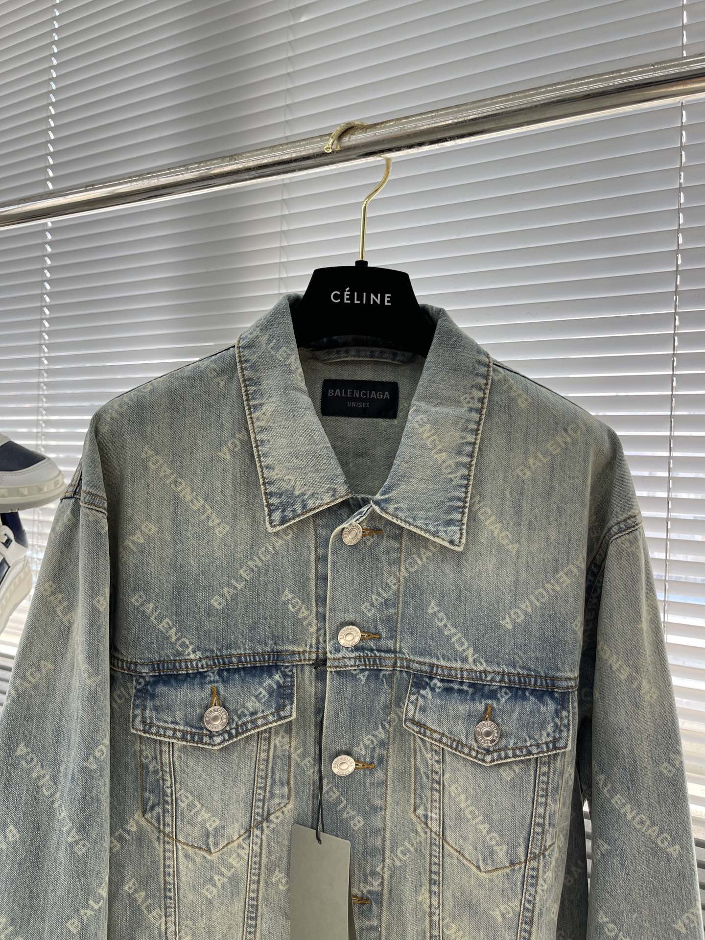 -Balenciag 满印牛仔外套面料质地厚实，竹节纱多而突出，有较好的洗水效果。透气性好，吸湿性强，穿