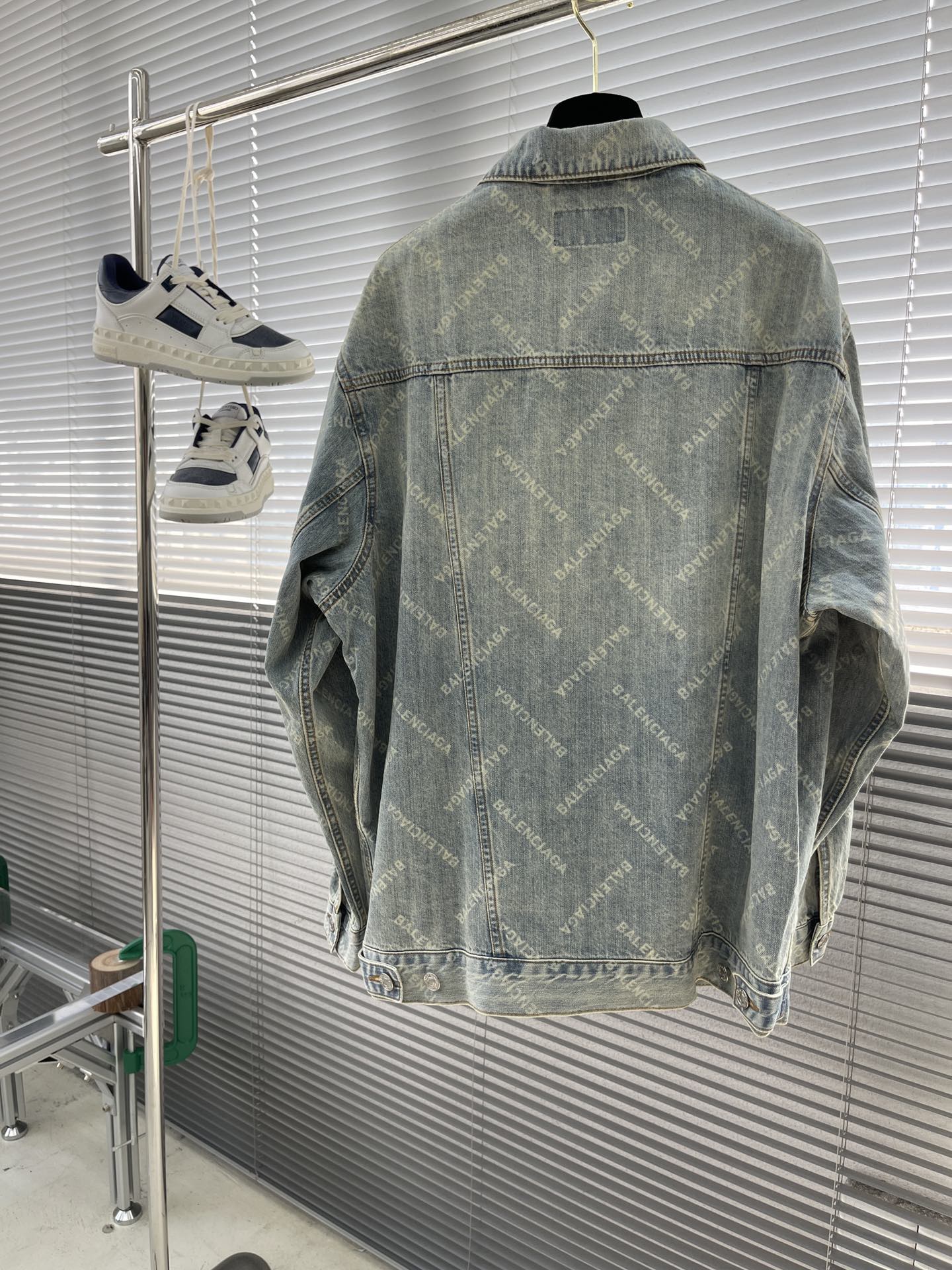 -Balenciag 满印牛仔外套面料质地厚实，竹节纱多而突出，有较好的洗水效果。透气性好，吸湿性强，穿