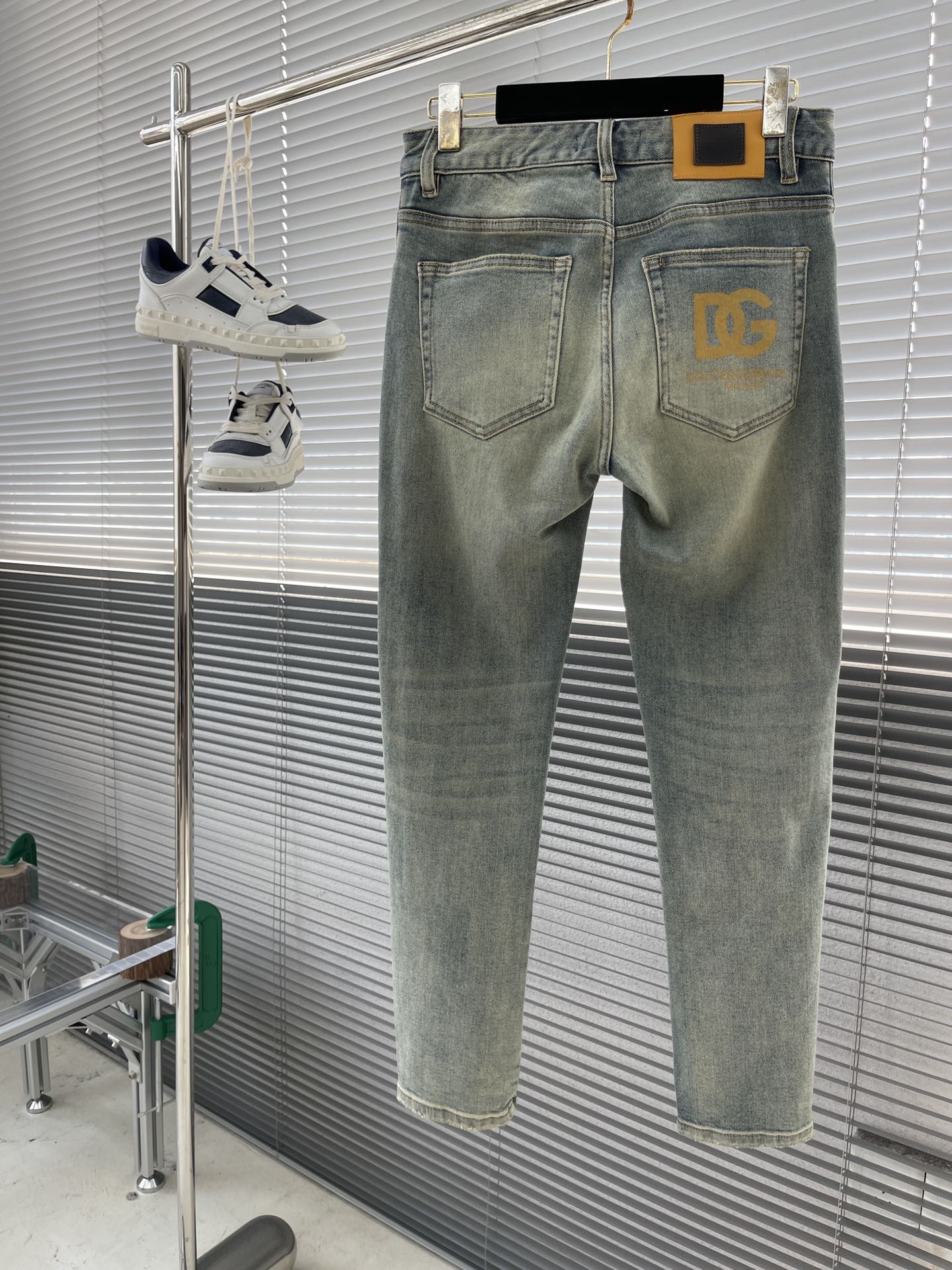 Dolce & Gabbana 25SS Distressed Denim Jeans with DG Logo - Sizes 28-38 3 i1726130968 8377 0