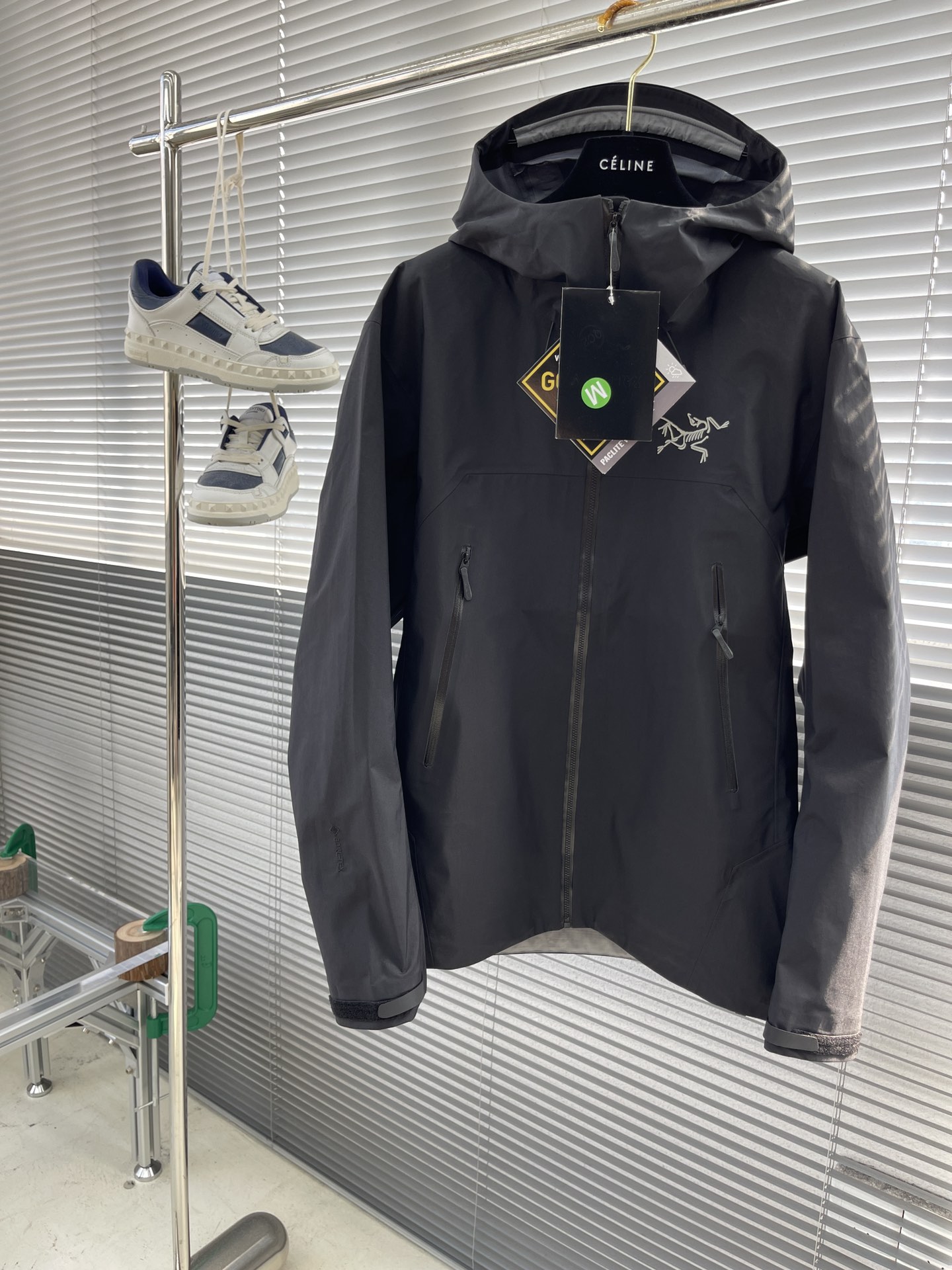 NO:743496,The highest version on the market, the girl inspects the goods, trims the three marks on the threads, and delivers the goods. You can send pictures and videos. If you want quality and service, please add me on WeChat. We will not accept urgent orders. - Niaojia BETA LIGHTWEIGHT patchwork hooded outdoor hiking waterproof and windproof lightweight jacket. It is sold for 7000+. The original customized outer layer GORE-TXE fabric is waterproof and windproof. It is consistent with the original version and has seamless adhesive coating all over.  High-definition details, Ykk waterproof zippers, all gaps inside are taped and edge-sealed, perfect for all outdoor weather. A full set of washable label main label accessories, corresponding to consistent encoding barcodes, with laser anti-counterfeiting labels, the strongest version. Same style for men and women. Size S-XXL. Size S, length 71, chest 112, shoulder width 49.4, length 73, size M, chest 116, shoulder width 50.6, length 75, size L, bust 120  Shoulder width 51.8 XL length 77 Bust 128 Shoulder width 53 XXL length 79 Bust 132 Shoulder width 54.2, Balenciaga-clothing, balenciaga, jil sander, hats,19860909市面最高版本小妹验货、修剪线头上三标、发货可发图及拍视频,要品质要服务的加我微信,不接急单. - 鸟家 BETA LIGHTWEIGHT 拼接连帽 户外远足 防水防风轻量 冲锋衣 得物在售7000+ ,原版定制外层GORE-TXE面料,,防水防风,原版一致,全身无缝压胶覆膜 高清细节,Ykk防水拉链,内里所有的缝隙全部压胶封边,完美驾驭户外所有天气 全套洗唛主标辅料,对应一致编码条码,带镭射防伪标,最强版本. 男女同款 码数S-XXL S码衣长71 胸围112 肩宽49.4 M码衣长73 胸围116 肩宽50.6 L码衣长75 胸围120 肩宽51.8 XL码衣长77 胸围128 肩宽53 XXL码衣长79 胸围132 肩宽54.2,巴黎世家-服装,balenciaga,jil sander,hats,,Women's clothing