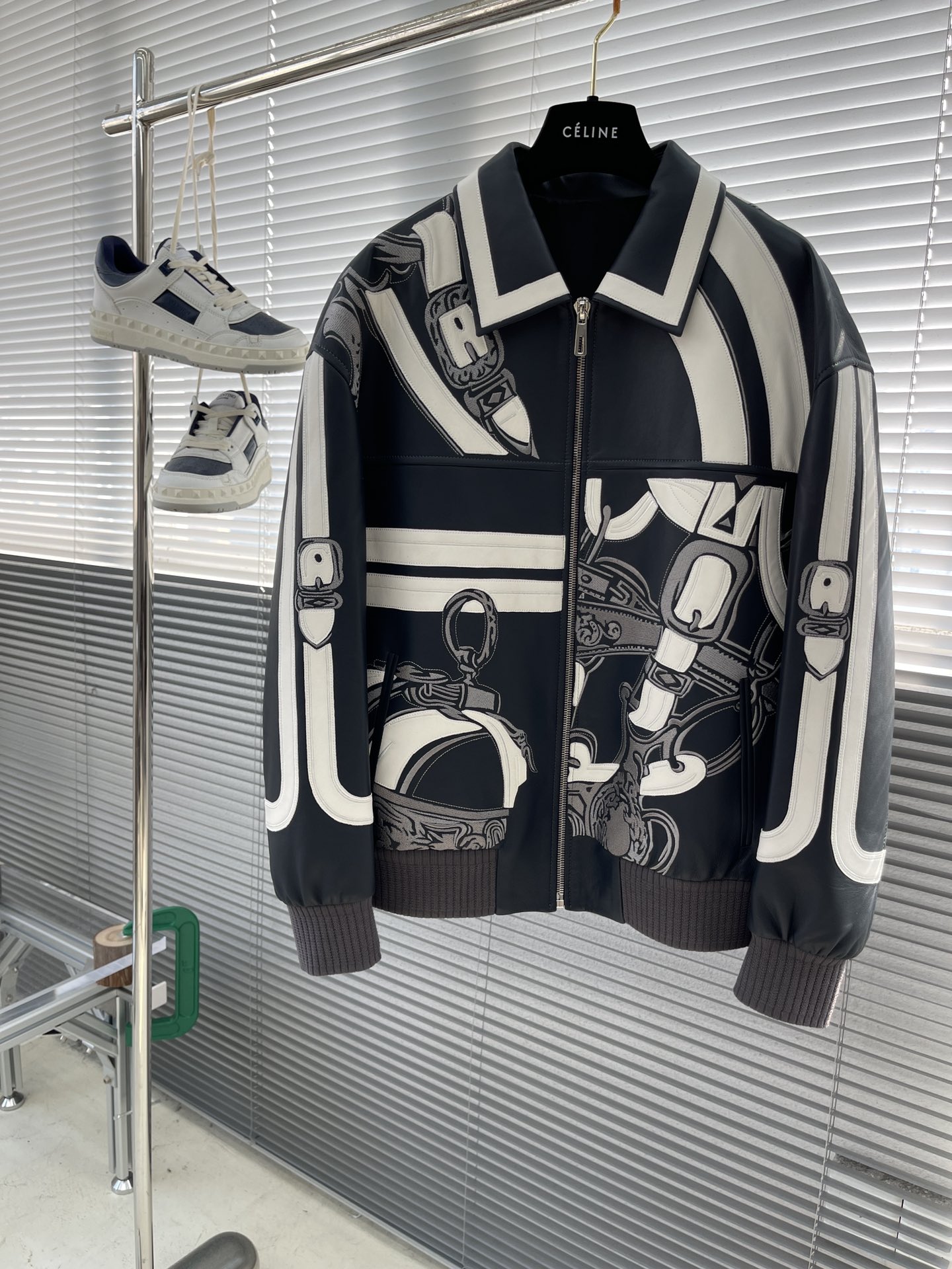 NO:660691,-Herme's new men's genuine leather jacket, imported sheepskin. Classic color splicing technology. Unique creativity and exquisite craftsmanship create a confident and modern men's image. H-Mes lapel design leather jacket is a must-have product for men. Original quality texture, waxy sheepskin is more durable and practical, details can be discerned, recommended. Size 48-56 (M-3XL), Hermès - Clothing, hermes, hermes, leather  jacket,sheepskin, 19860909-Herme 新款男士真皮皮衣,进口绵羊皮.经典彩色拼接工艺.独特创意与精湛工艺,缔造充满自信而现代的男士形象H-Mes翻领设计皮衣是男士必备的臻品,原版品质的质感,蜡感绵羊皮更耐穿实用,细节可鉴,推荐款. 尺码48-56（M-3XL）,爱马仕-服装,hermes,hermes,leather jacket,sheepskin, ,Women's clothing