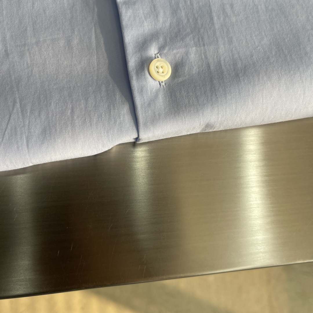 秋冬 -PRAD 撞色领子细节府绸微弹力衬衫。明扣款，这款面料带弹力，穿着舒适！尺码:S-XXLS码衣长