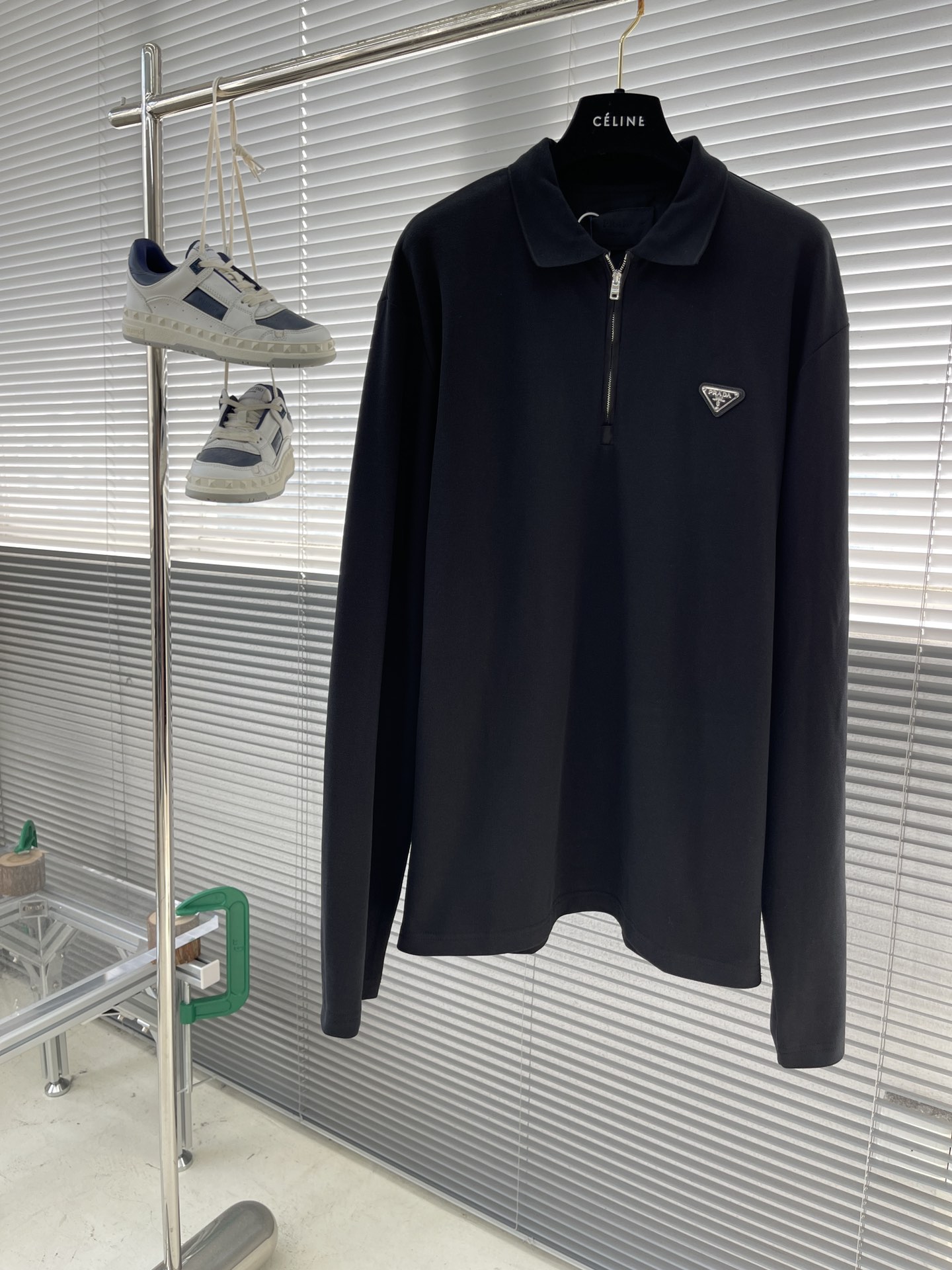 NO:955036,-PRAD Triangle Logo Long Sleeve Polo Shirt. Customized 210 grams of bright mercerized pearl brocade. Delicate and smooth. The texture is tight and elastic. The iconic enameled triangular metal logo embellishment highlights the elegance and nobility of the brand. Integrated with zipper fashion elements. Casual yet stylish. Elegant yet fashionable. Fashionable and versatile item. It shines with unique light. Imported special machine infrared is used to locate the 'Prad Triangle Logo' for more accurate position. Firm and strong.  The fabrics have been washed and have a better hand feel. They are not easy to deform, shrink or fade. They maintain long-term beauty. Size S M L19860909-PRAD 三角标长袖Polo衫 定制210克璀璨丝光珠地锦 细腻柔滑 质地紧密且富有弹性 标志性涂珐琅三角形金属徽标点缀 彰显品牌的优雅与高贵 加以拉链时尚元素融为一体 随性而不失格调 优雅而不失时尚 时尚百搭单品 绽放独特光芒 采用进口专机红外线定位“Prad三角标” 位置更为精准 牢固结实 面料都经过浇洗 手感质感更佳 不易变形 不易缩水 不易褪色 保持长久的美观 尺码 S M L XL S码衣长72 胸围108 肩宽49 M码衣长74 胸围112 肩宽51 L码衣长76 胸围116 肩宽53 XL码衣长78 胸围120 肩宽55,,prada,,Men's clothing