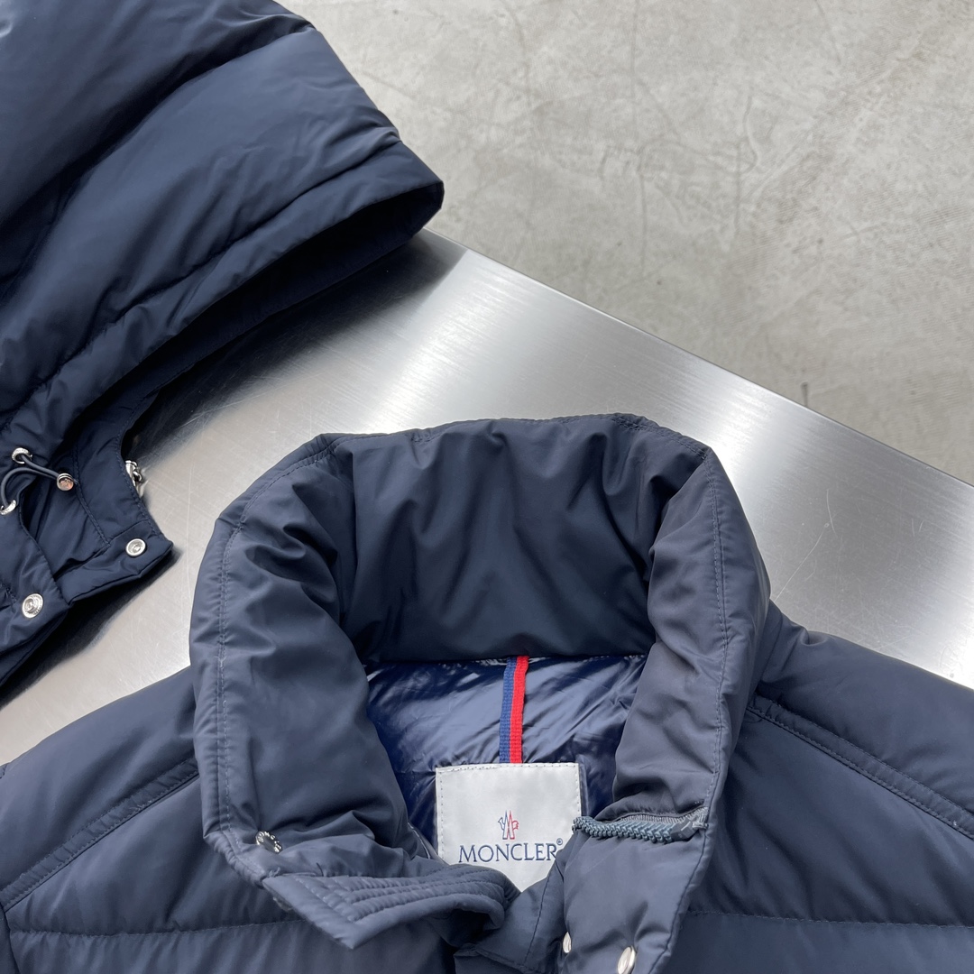 -Mon 2024秋冬新款Vezere羽绒服，这款采用longue saison面料制成，既轻盈又保暖。