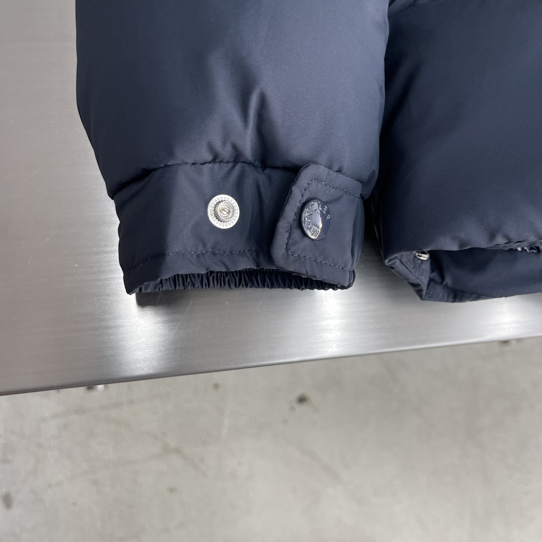 -Mon 2024秋冬新款Vezere羽绒服，这款采用longue saison面料制成，既轻盈又保暖。