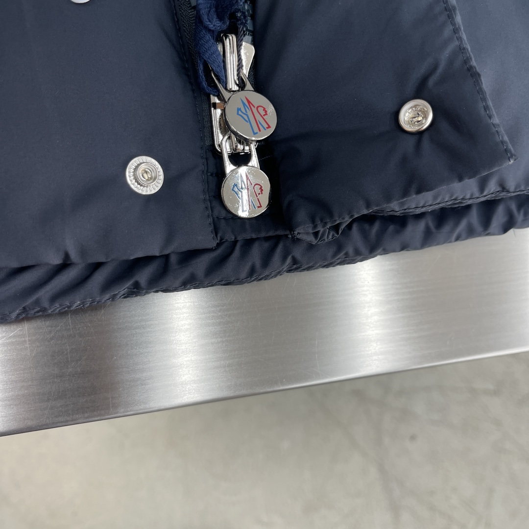 -Mon 2024秋冬新款Vezere羽绒服，这款采用longue saison面料制成，既轻盈又保暖。