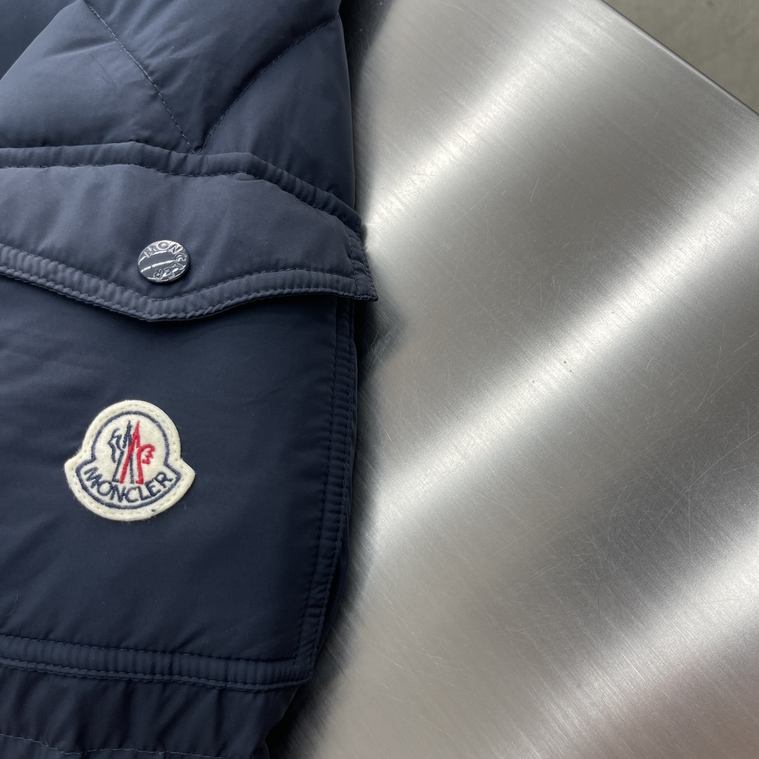 -Mon 2024秋冬新款Vezere羽绒服，这款采用longue saison面料制成，既轻盈又保暖。