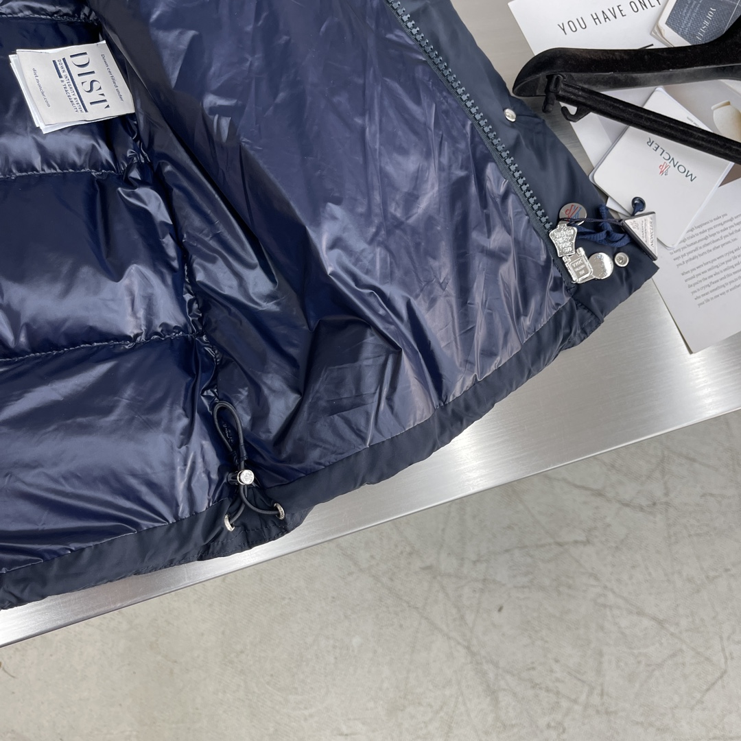 -Mon 2024秋冬新款Vezere羽绒服，这款采用longue saison面料制成，既轻盈又保暖。