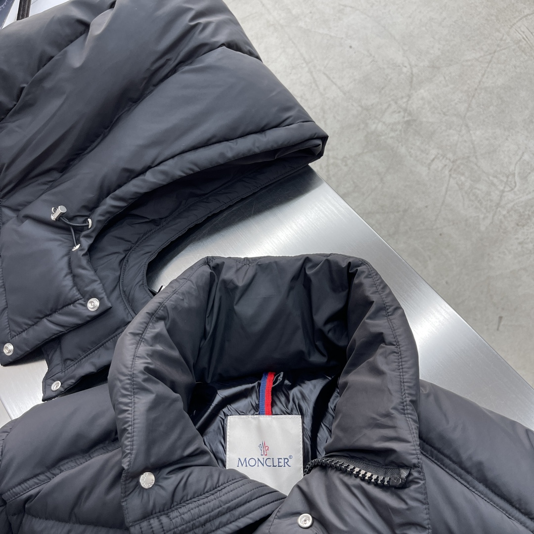 -Mon 2024秋冬新款Vezere羽绒服，这款采用longue saison面料制成，既轻盈又保暖。