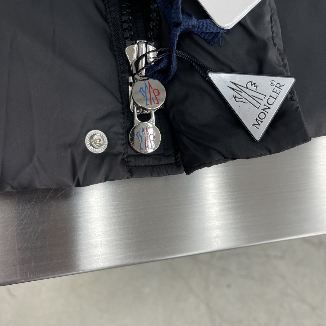 -Mon 2024秋冬新款Vezere羽绒服，这款采用longue saison面料制成，既轻盈又保暖。