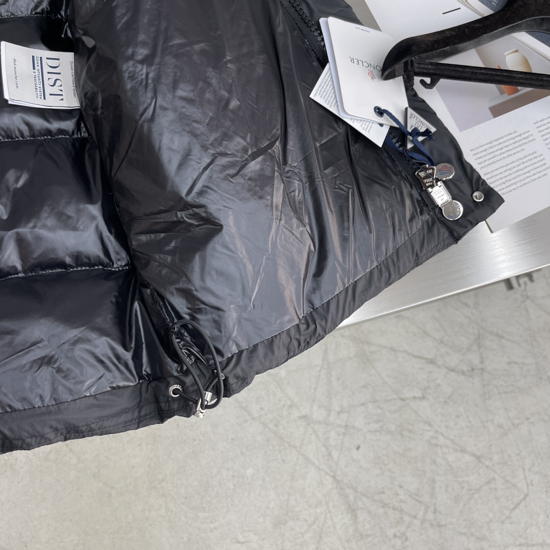 -Mon 2024秋冬新款Vezere羽绒服，这款采用longue saison面料制成，既轻盈又保暖。