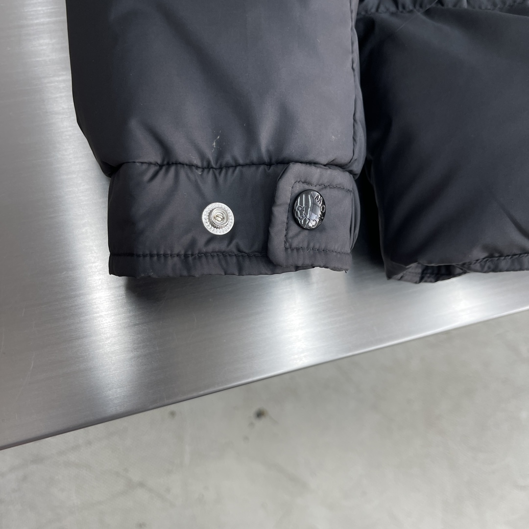 -Mon 2024秋冬新款Vezere羽绒服，这款采用longue saison面料制成，既轻盈又保暖。