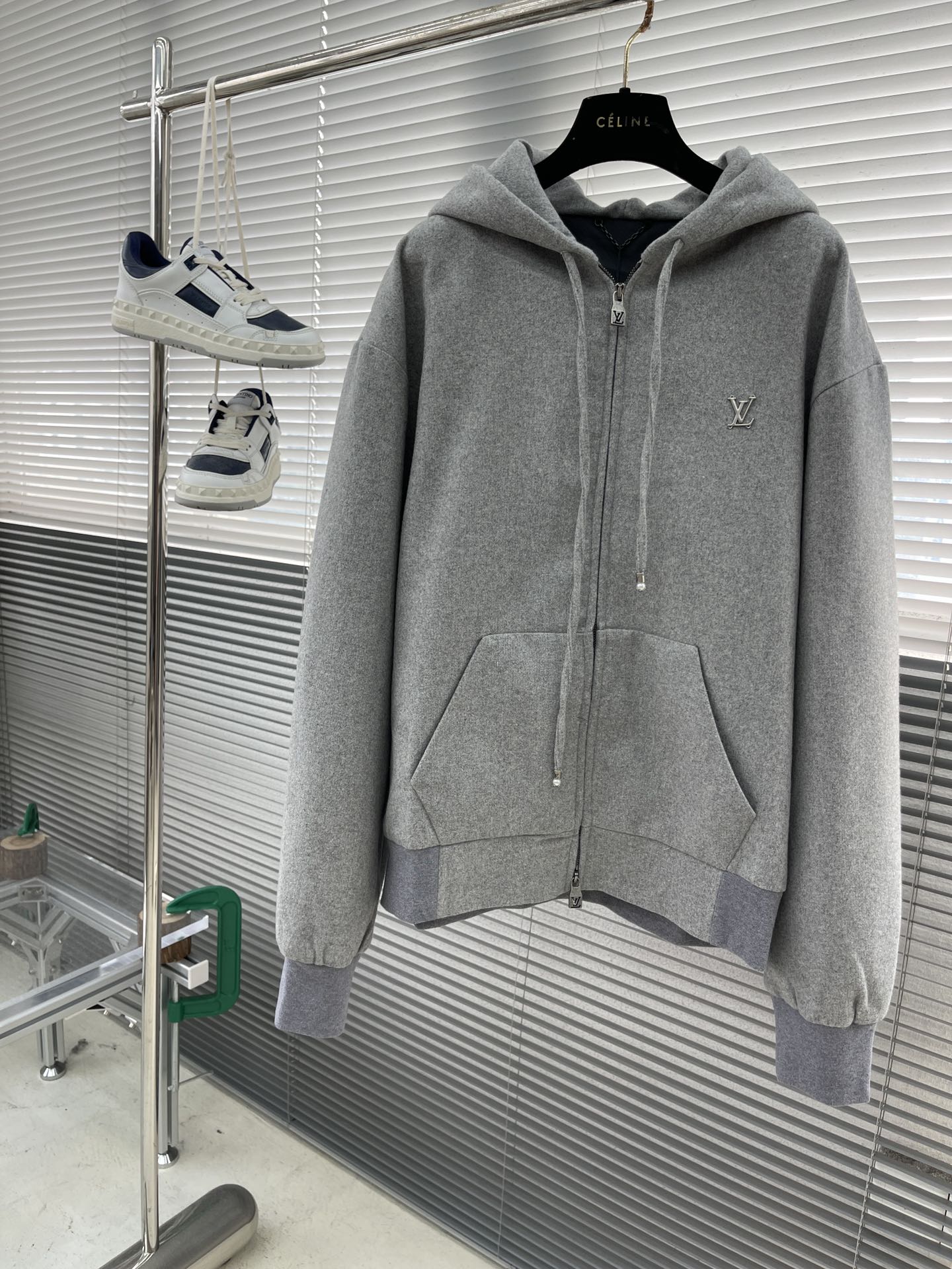 Louis Vuitton Grijze Wollen Gebreide Hoodie met Metalen Logo - Luxe Casual