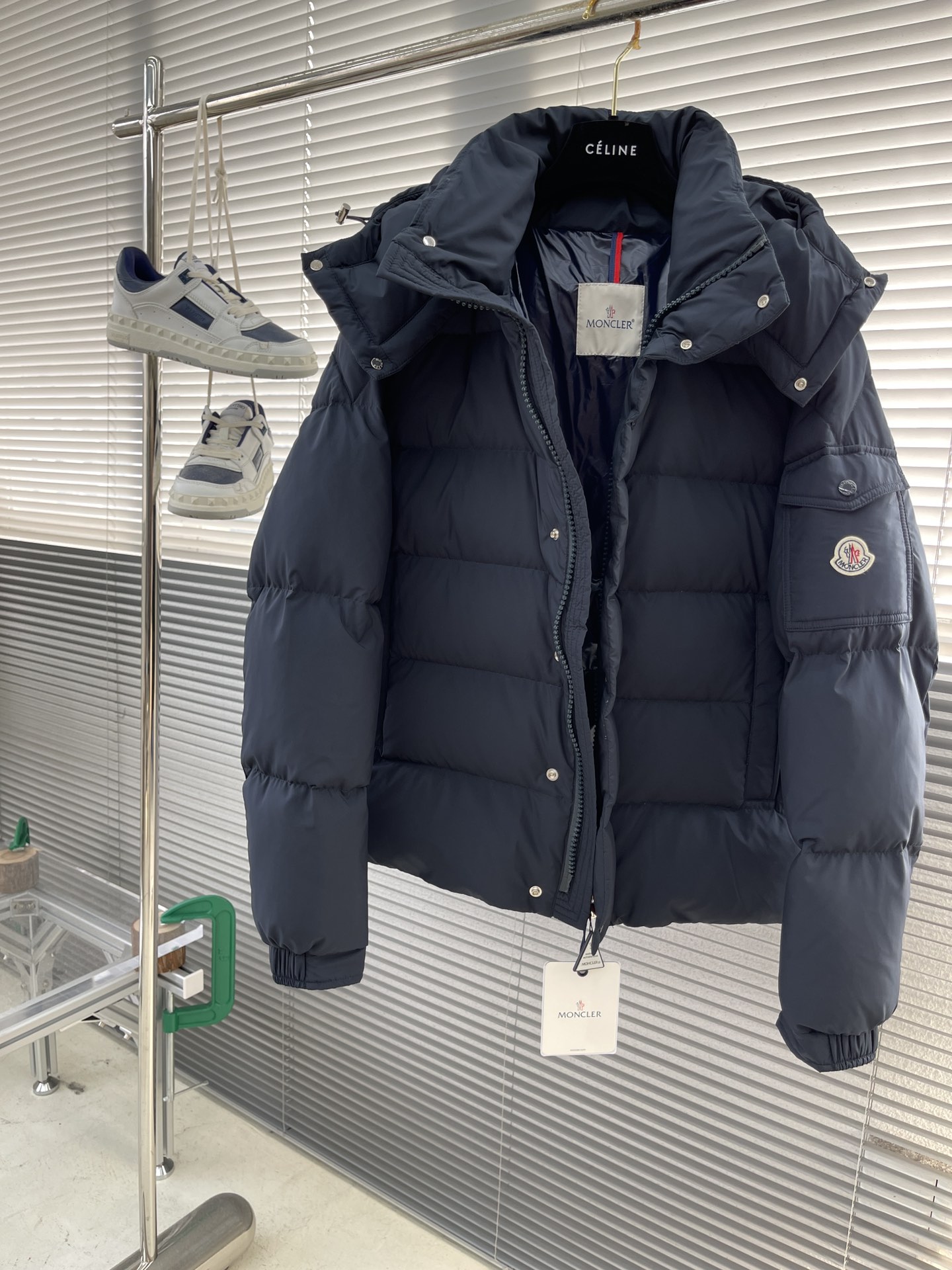 -Mon 2024秋冬新款Vezere羽绒服，这款采用longue saison面料制成，既轻盈又保暖。