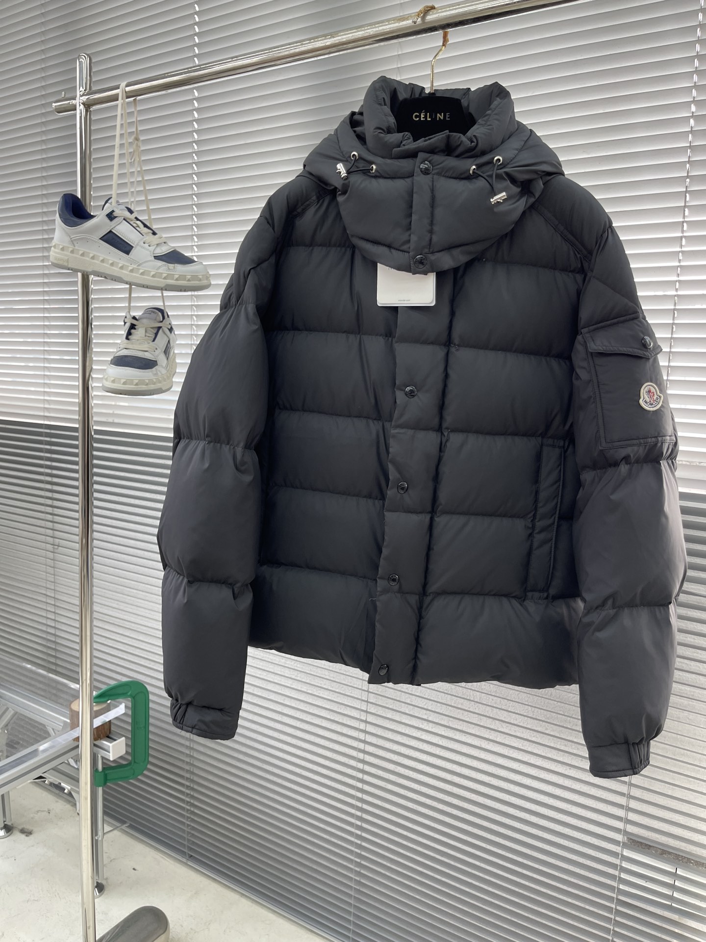 -Mon 2024秋冬新款Vezere羽绒服，这款采用longue saison面料制成，既轻盈又保暖。