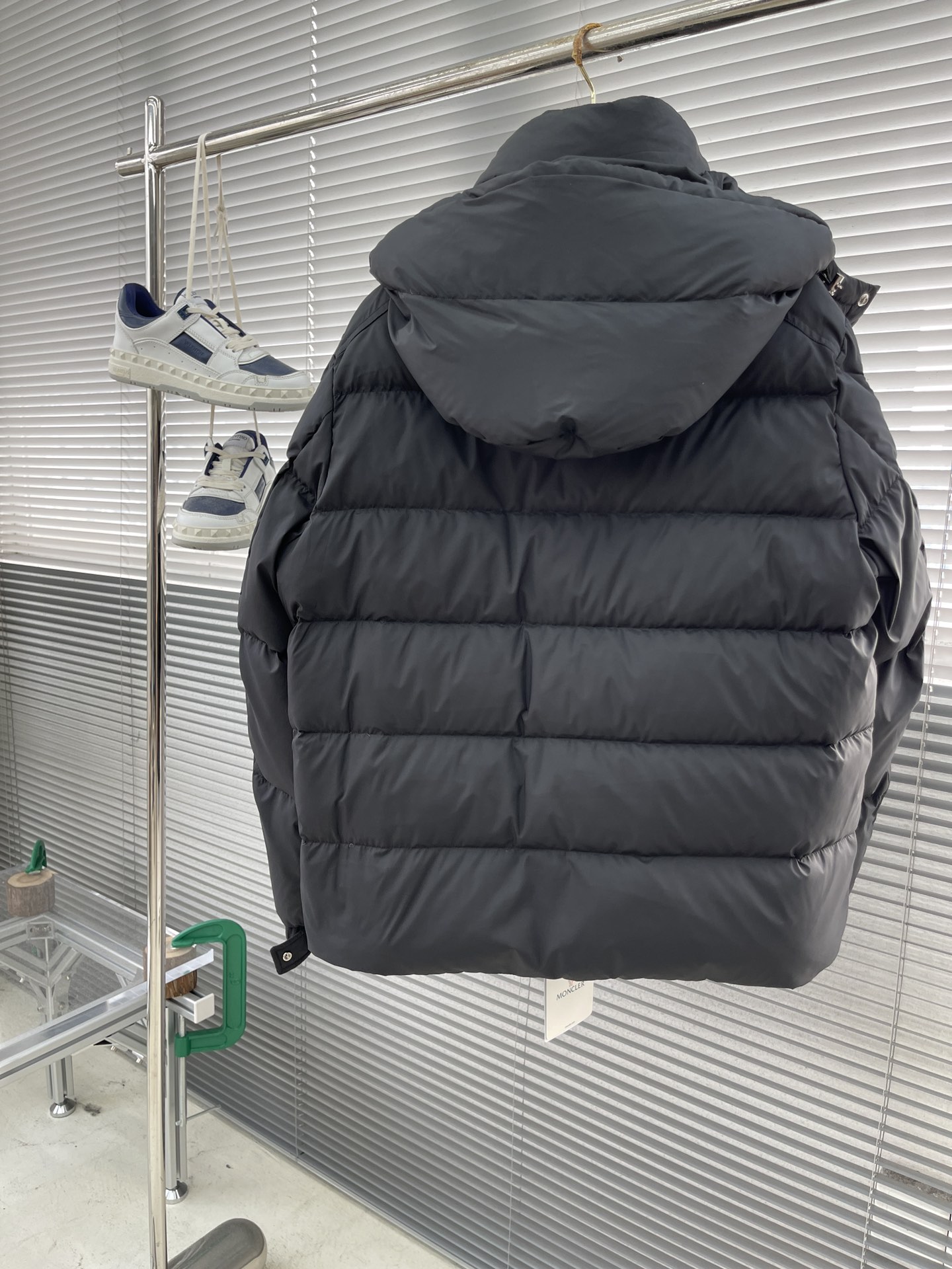 -Mon 2024秋冬新款Vezere羽绒服，这款采用longue saison面料制成，既轻盈又保暖。