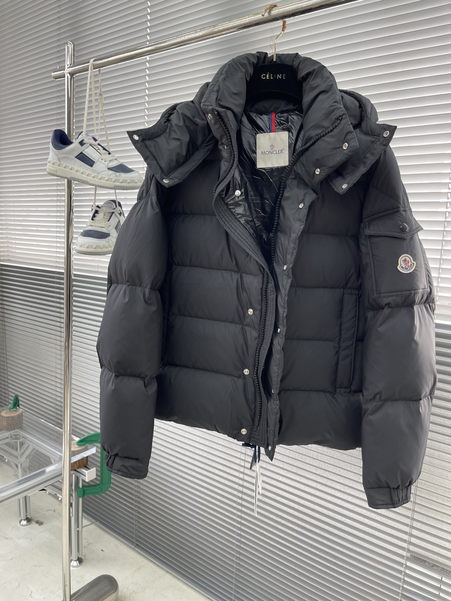 -Mon 2024秋冬新款Vezere羽绒服，这款采用longue saison面料制成，既轻盈又保暖。