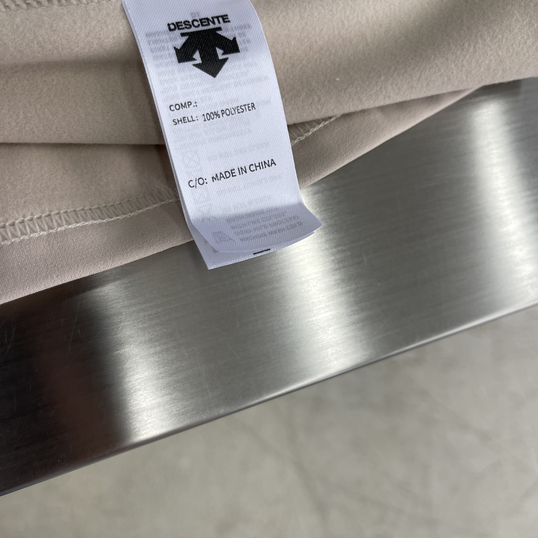 -迪桑特 TRAINING系列综训训练运动健身男士长袖针织衫基础款长袖针织衫。采用质感涤纶加绒面料，面料