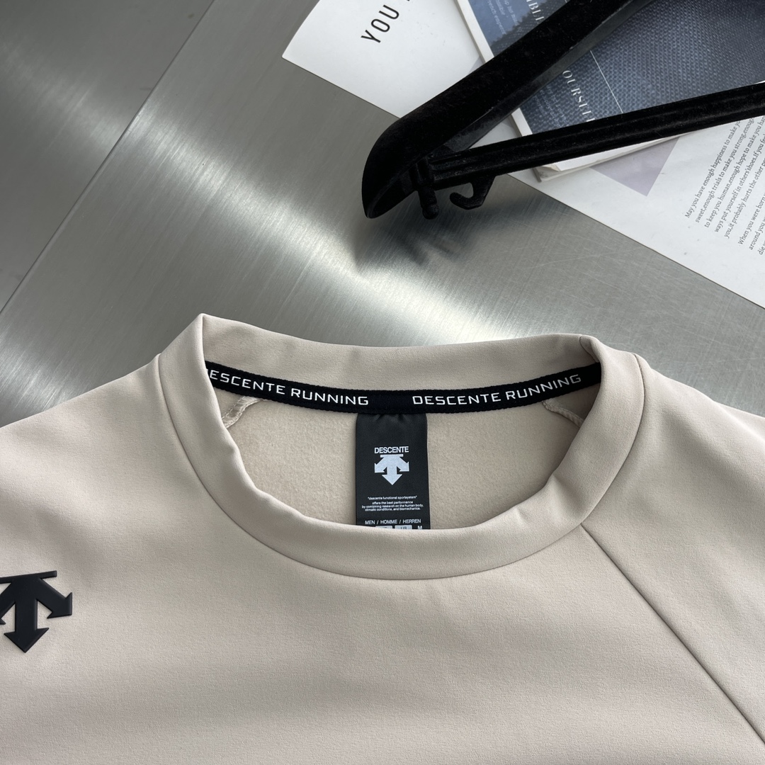 -迪桑特 TRAINING系列综训训练运动健身男士长袖针织衫基础款长袖针织衫。采用质感涤纶加绒面料，面料