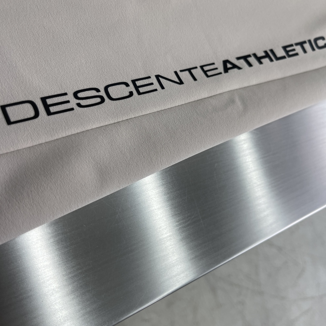 -迪桑特 TRAINING系列综训训练运动健身男士长袖针织衫基础款长袖针织衫。采用质感涤纶加绒面料，面料