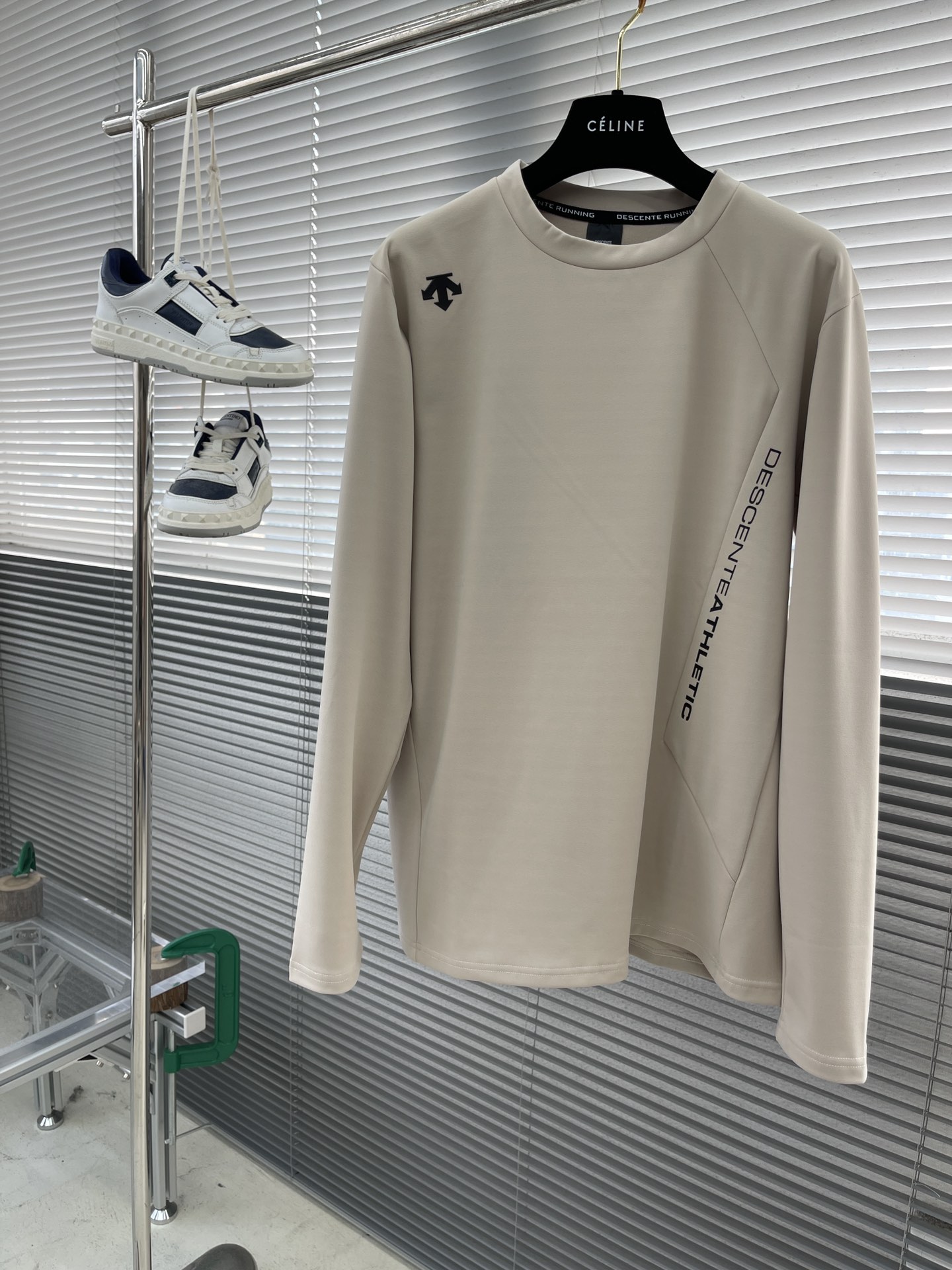 -迪桑特 TRAINING系列综训训练运动健身男士长袖针织衫基础款长袖针织衫。采用质感涤纶加绒面料，面料